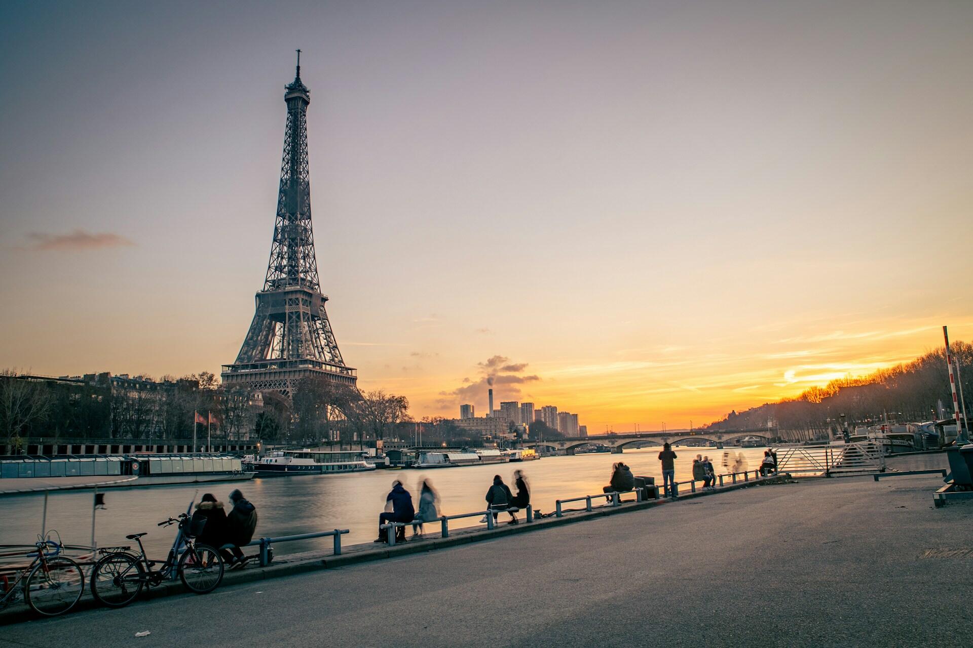 Eiffelova veža pri západe slnka v Paríži
