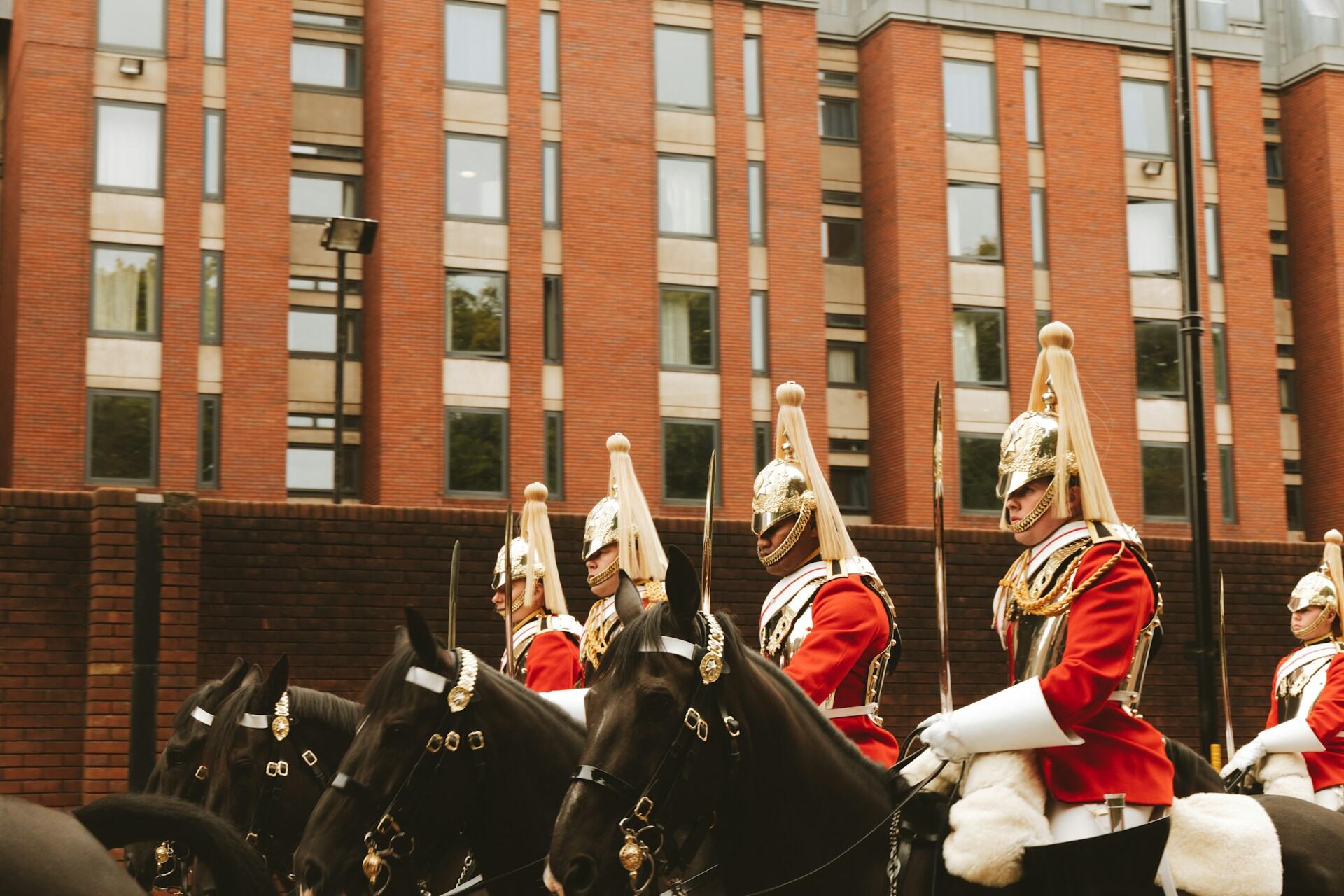 Britskí kráľovskí gardisti na koňoch počas ceremónie v Londýne