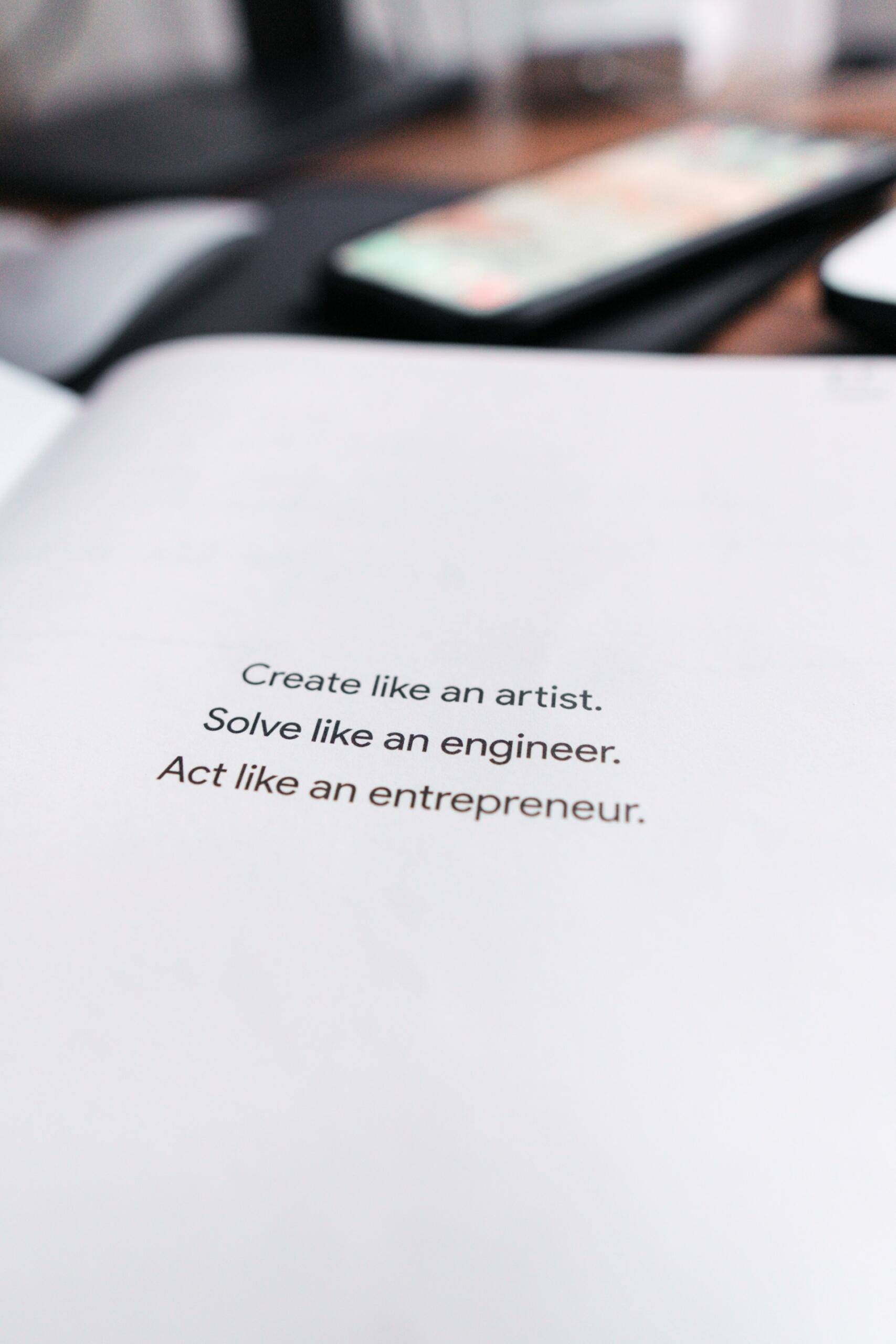 Text s anglickým citátom: „Create like an artist. Solve like an engineer. Act like an entrepreneur.“