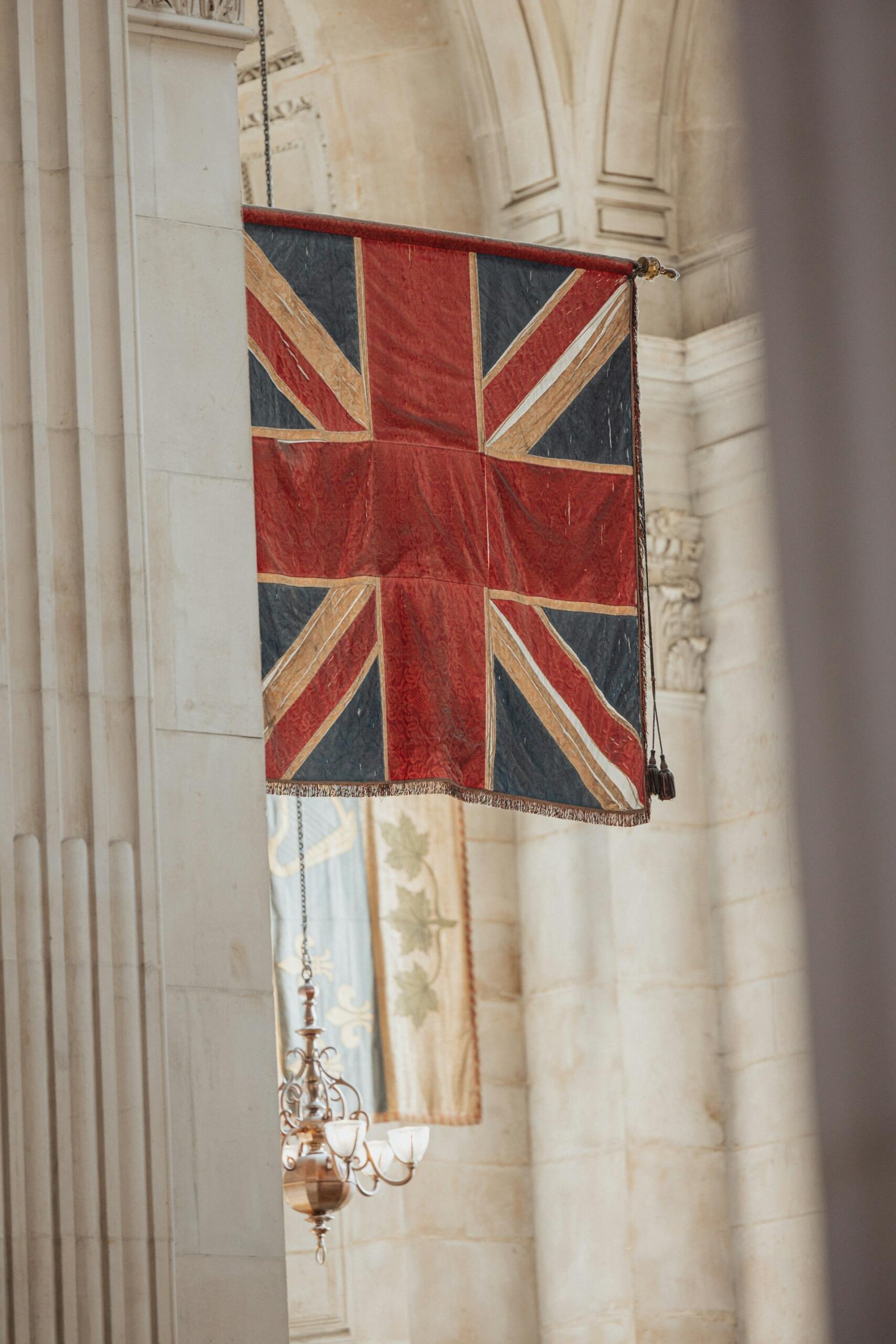 Starobylá britská vlajka visiaca v historickej budove
