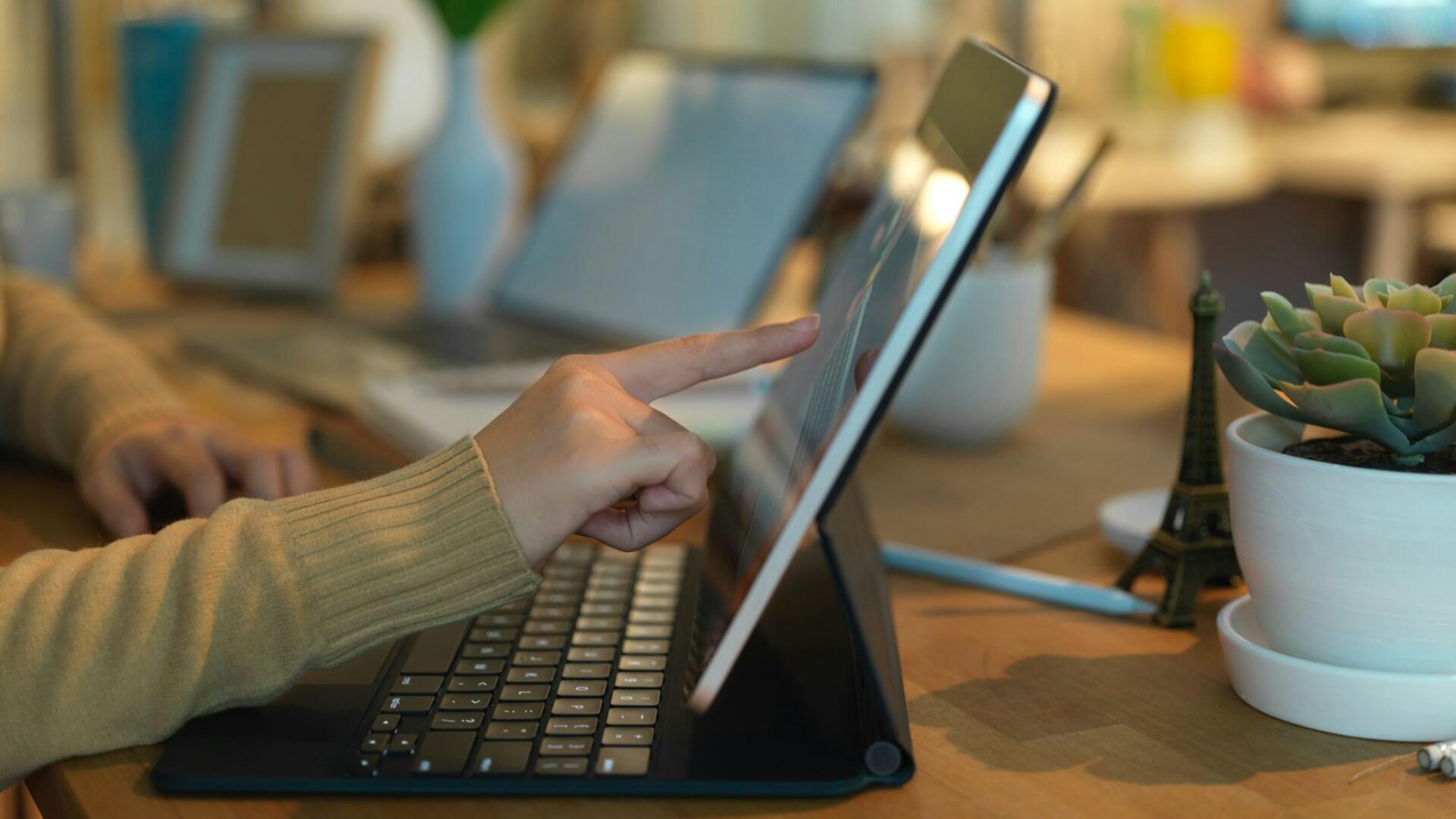 Študent pracuje na dotykovom tablete počas prípravy na skúšku.