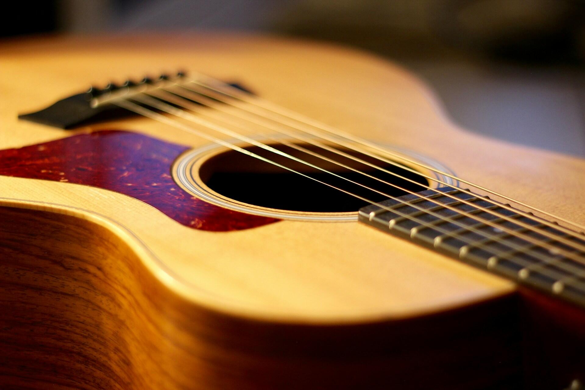 Prečo sa naučiť hrať na gitare – základ každého gitaristu