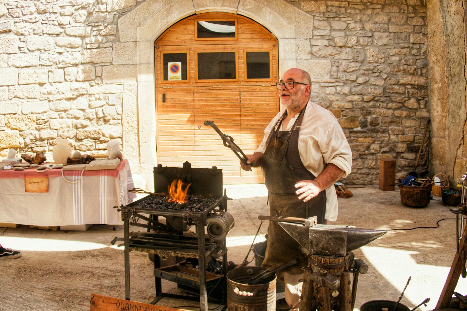 Remeselník pracujúci na tradičnom trhu v španielsky hovoriacej krajine.