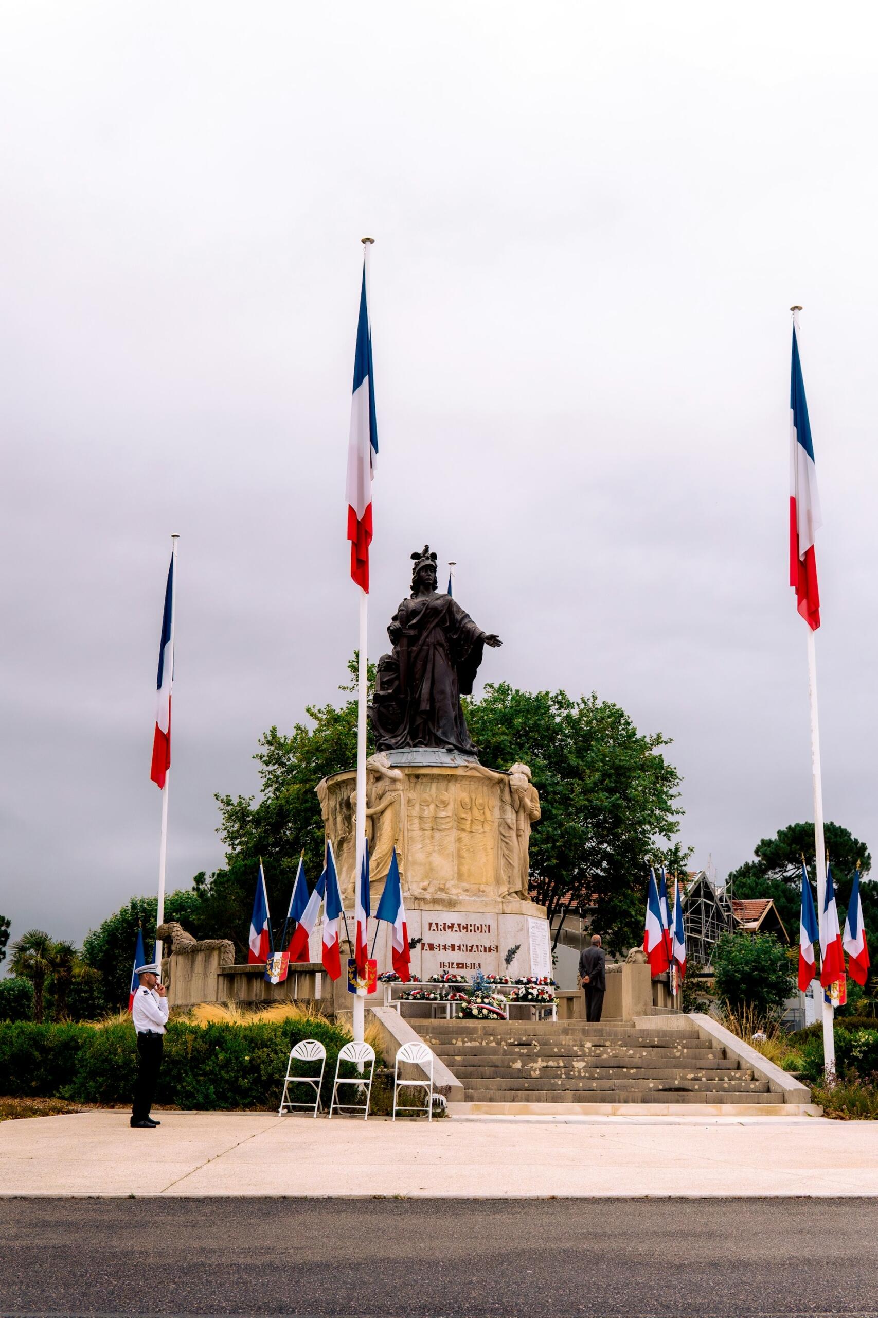 Pamätník s francúzskymi vlajkami a sochou alegorickej postavy