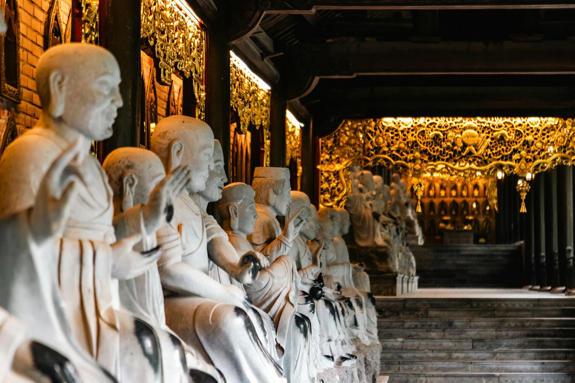 Rad kamenných buddhistických sôch v historickom chráme