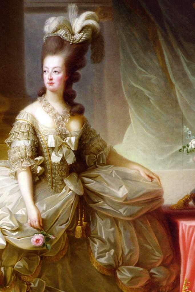 Farebná fotografia zachytáva francúzsku trikolóru a vlajku Európskej únie vztýčené pred historickou kamennou budovou.