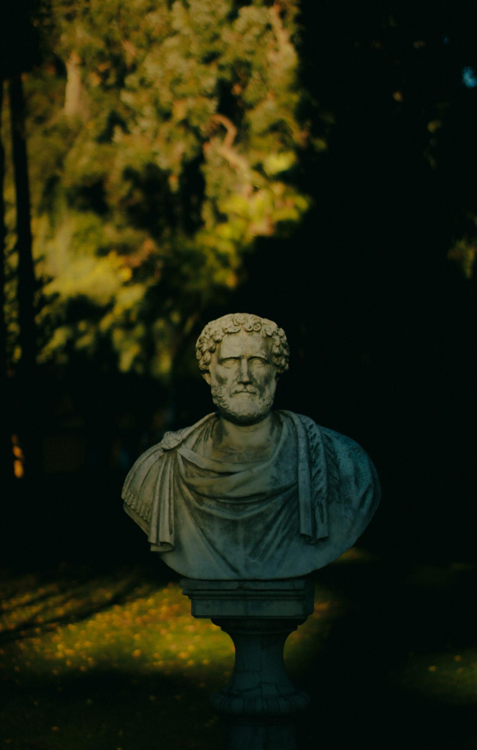 Busta starogréckeho filozofa Aristotela v záhrade