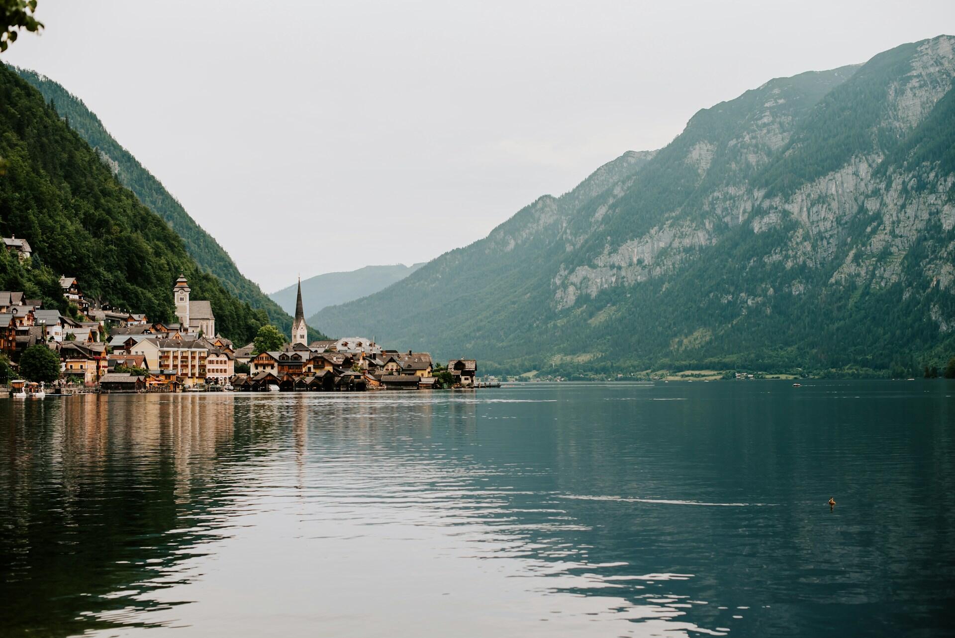 Horské jazero s dedinou v Európe