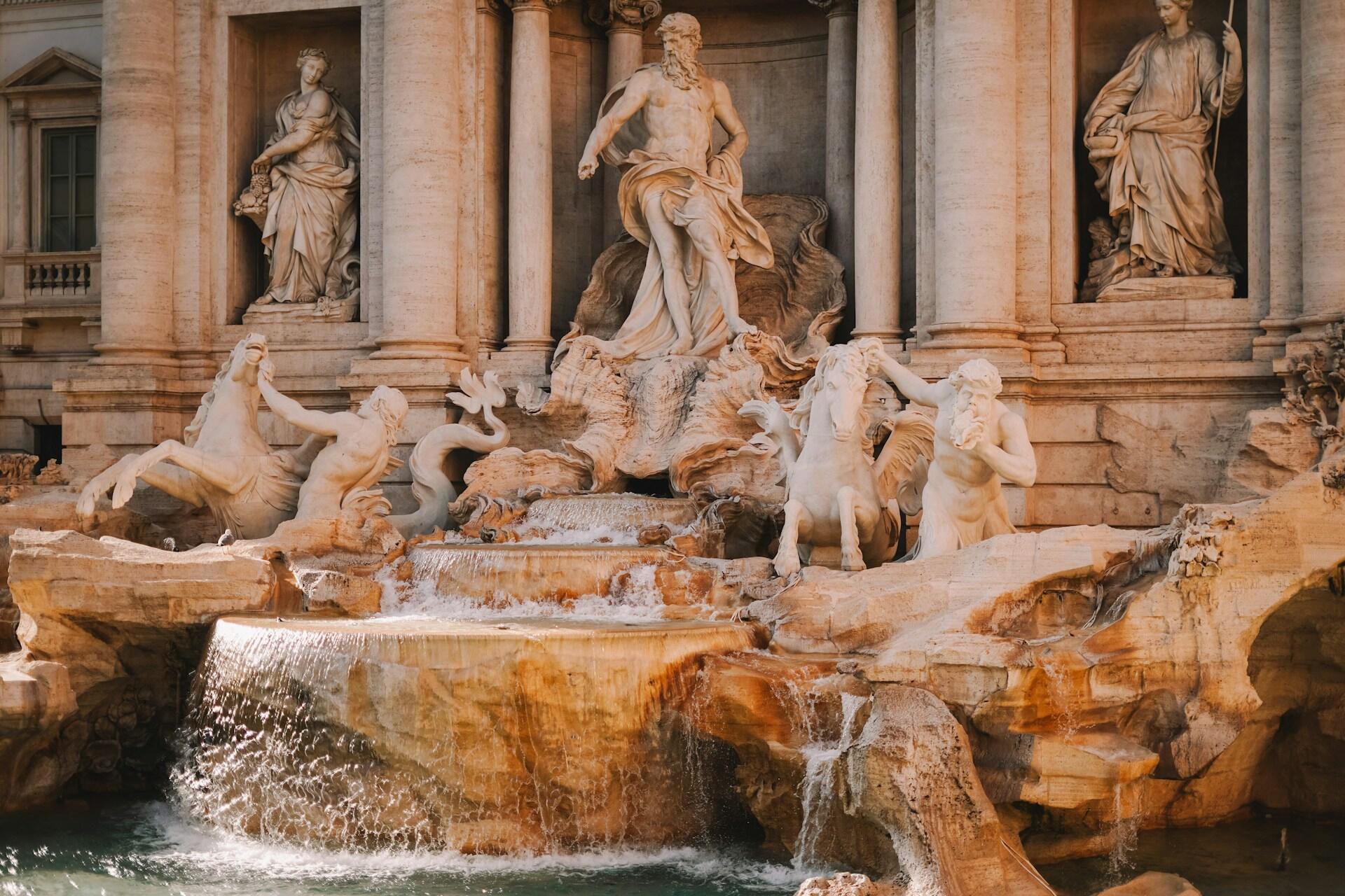 Fontána di Trevi s mytologickými sochami v Ríme