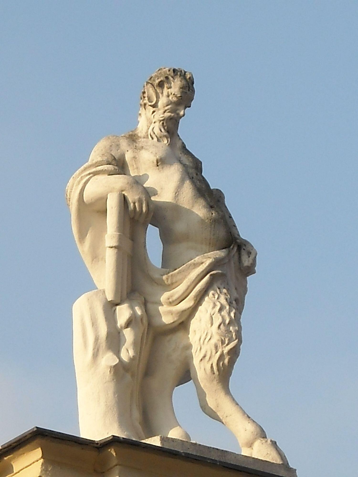 Socha satyra – mytologická bytosť napoly človek a napoly koza