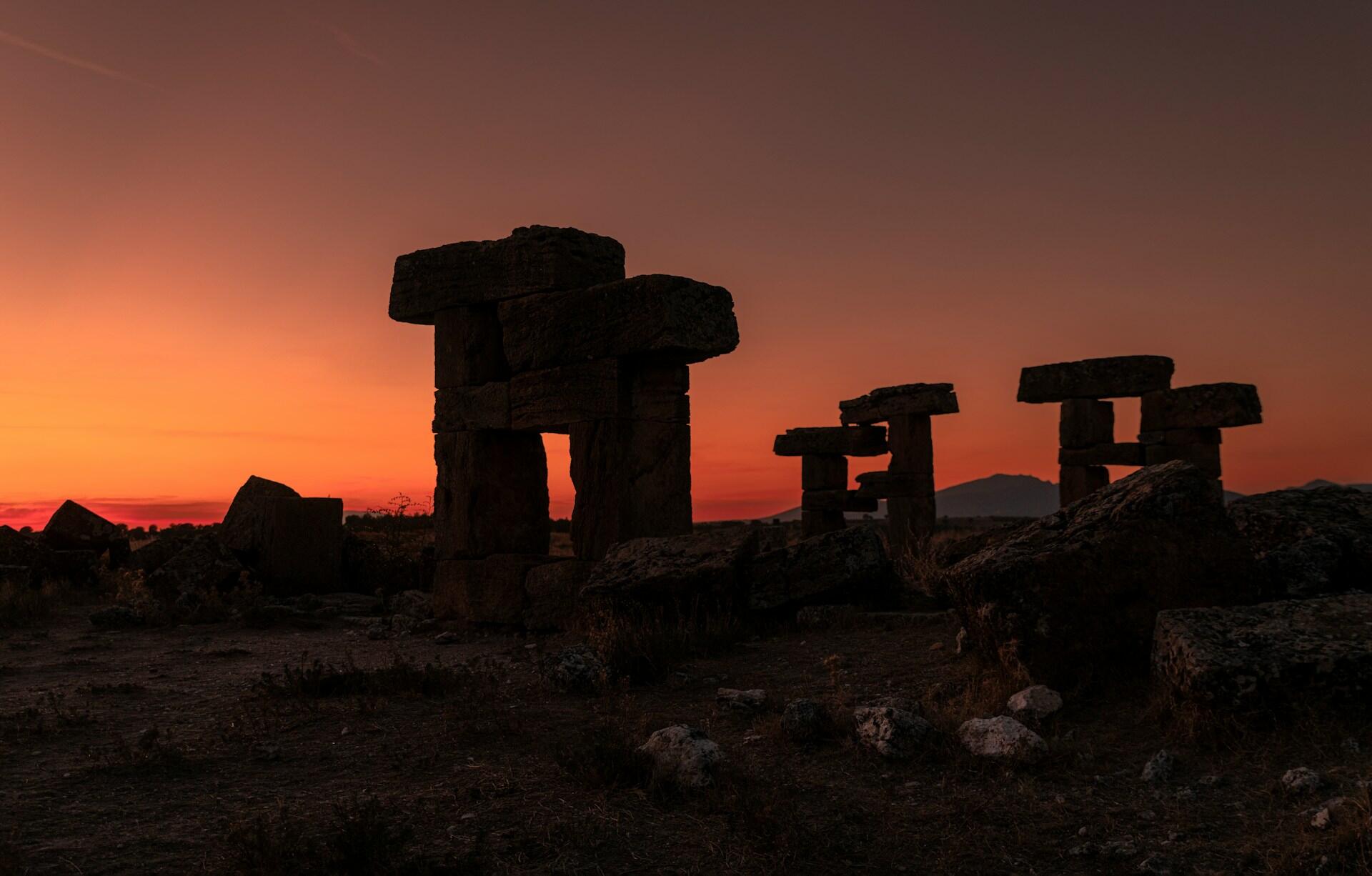 Staroveké kamenné megality pri západe slnka