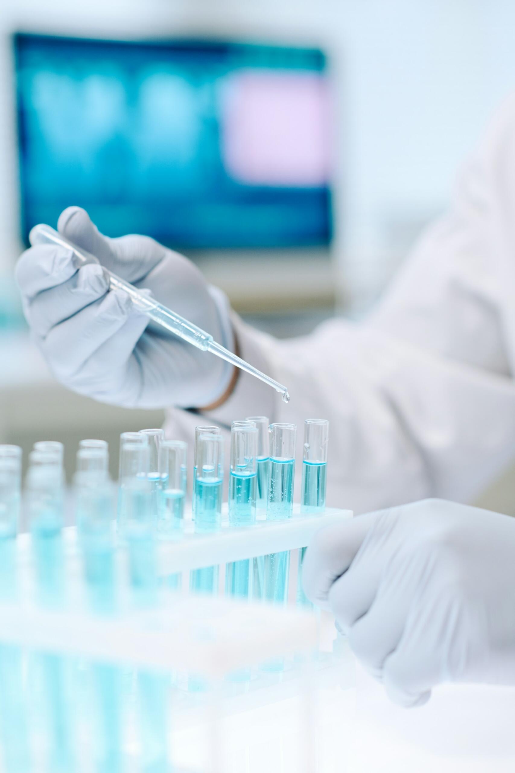 Laboratórne skúmavky s tekutinami pri vedeckom experimente