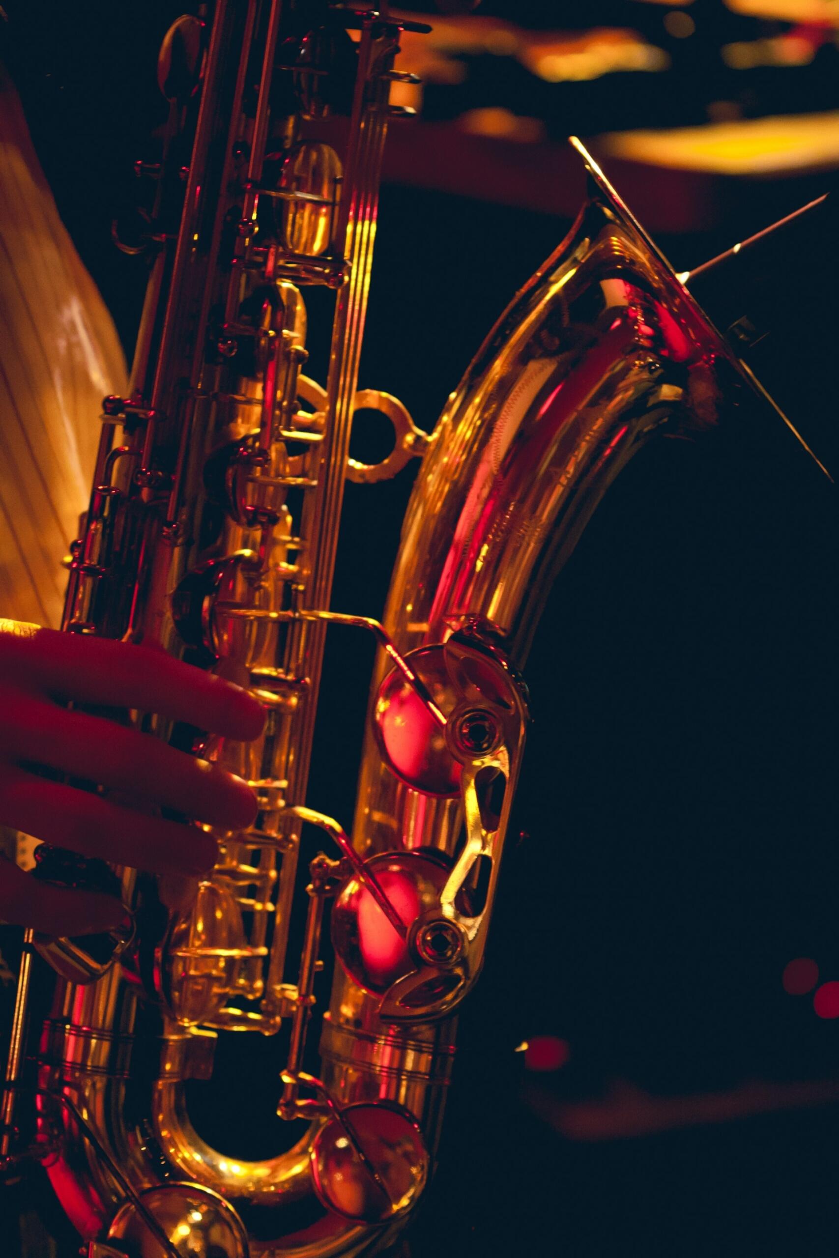 Detail saxofónu počas hudobného vystúpenia