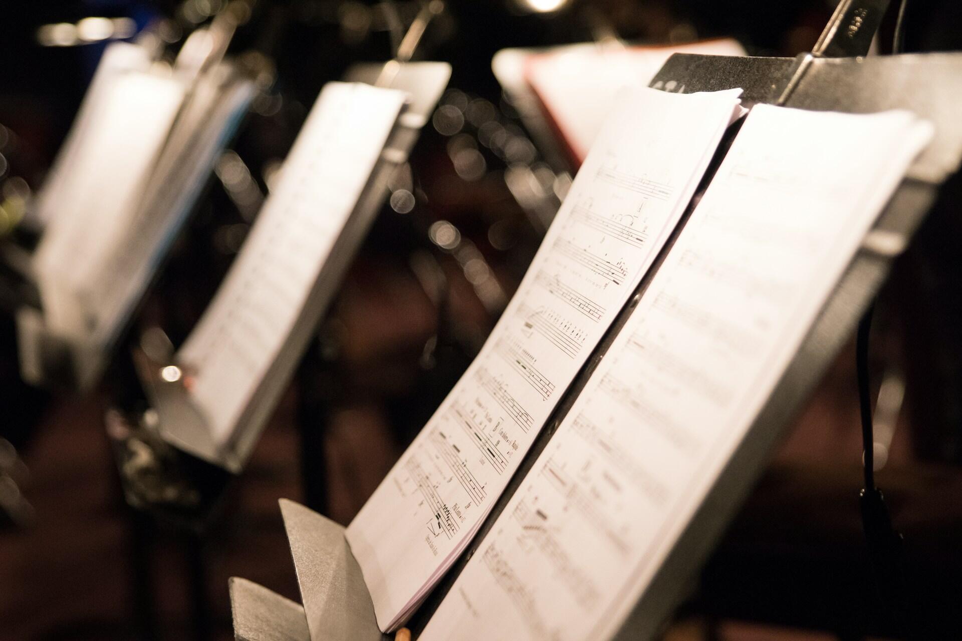Notové zápisy na stojanoch počas orchestra