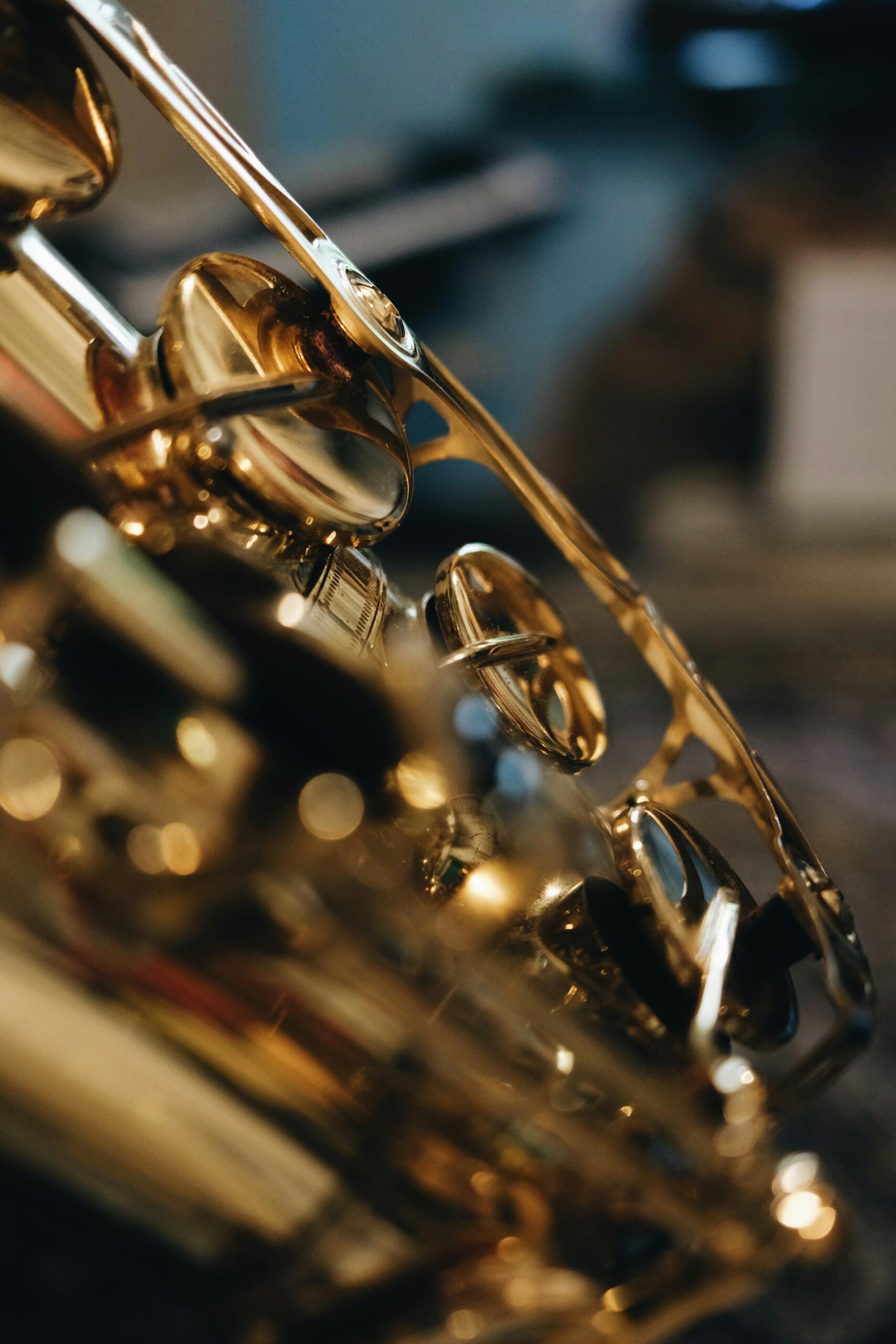 Detail mechaniky saxofónu s klapkami