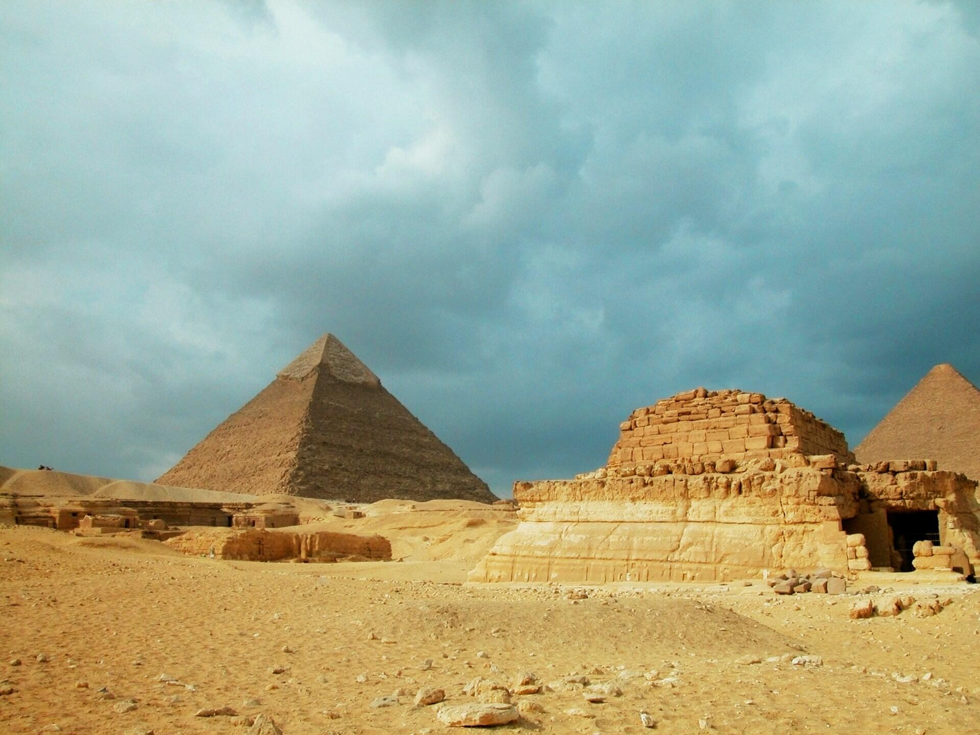 Egyptské pyramídy v Gíze a staroveké ruiny v púšti
