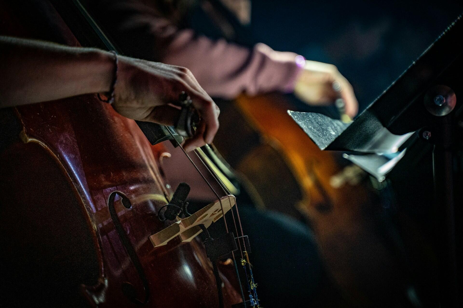 Detail hry na violončelo počas koncertu pri notovom pulte