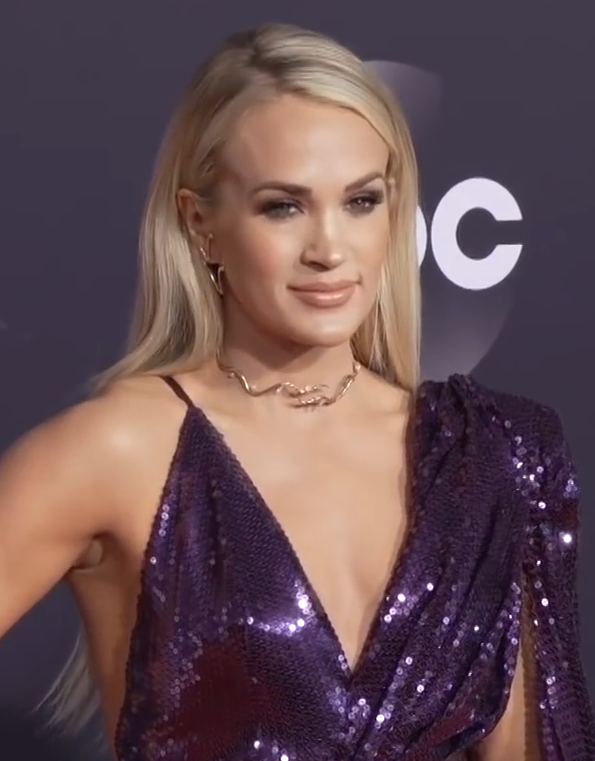 Americká country speváčka Carrie Underwood počas spoločenského podujatia v trblietavých večerných šatách