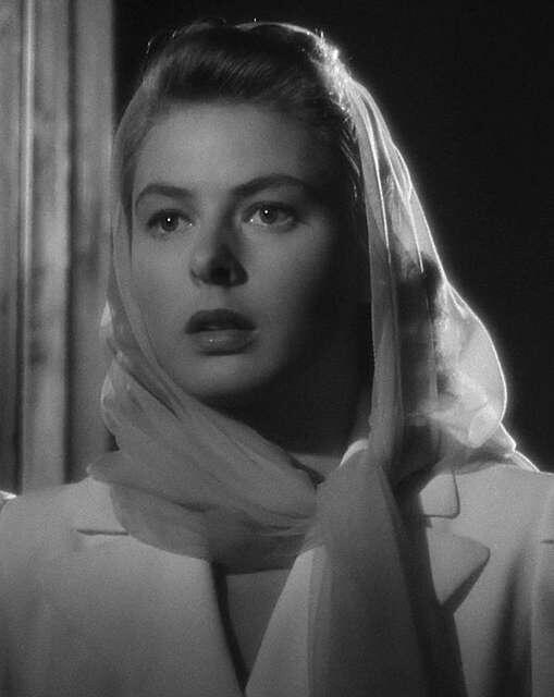 Čiernobiela filmová scéna z legendárneho filmu Casablanca