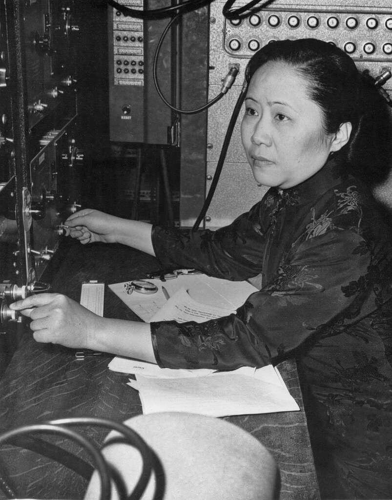 Chien-Shiung Wu pracuje pri vedeckom prístroji v laboratóriu počas fyzikálneho výskumu