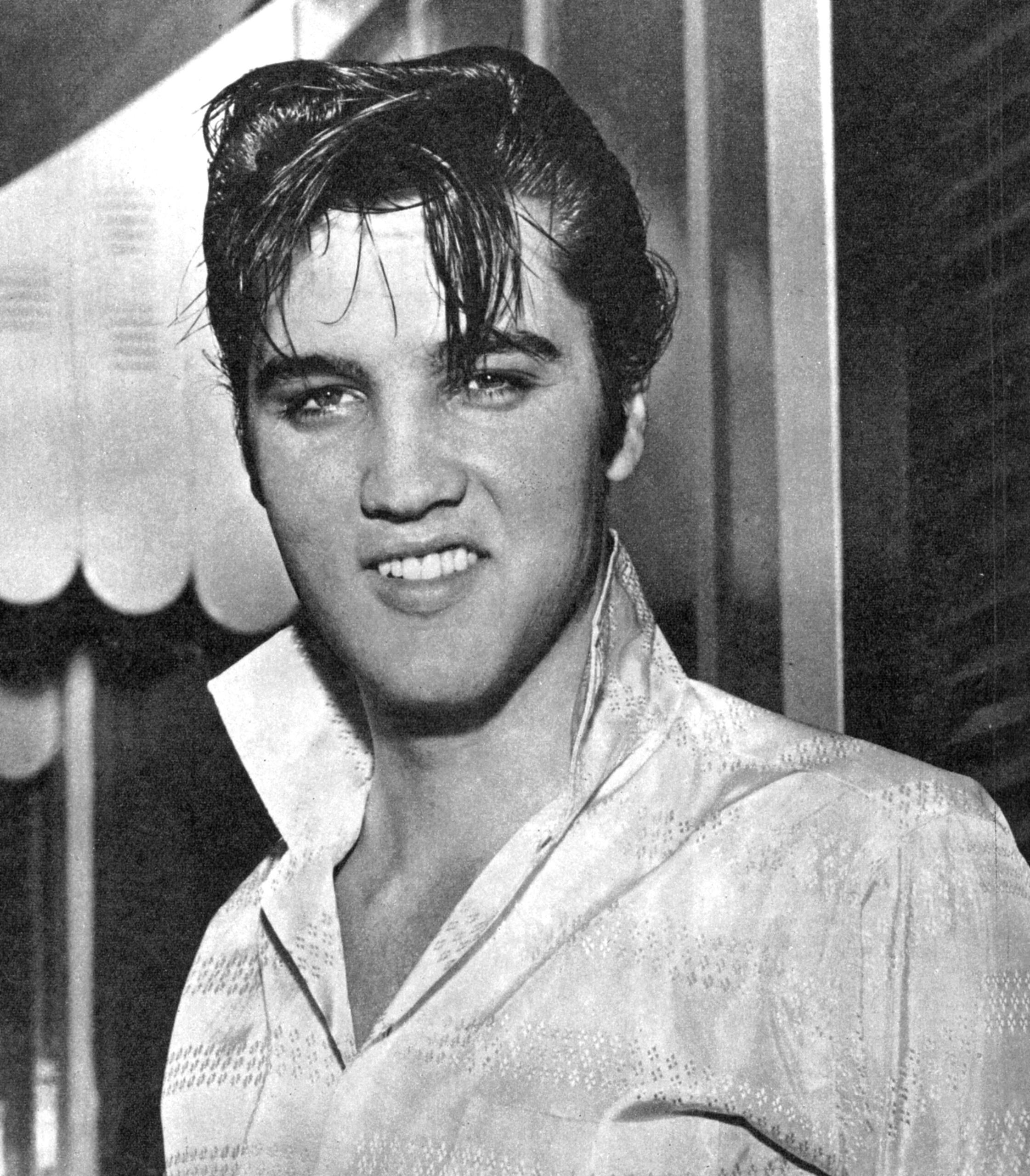 Legendárny spevák Elvis Presley na archívnej čiernobielej fotografii