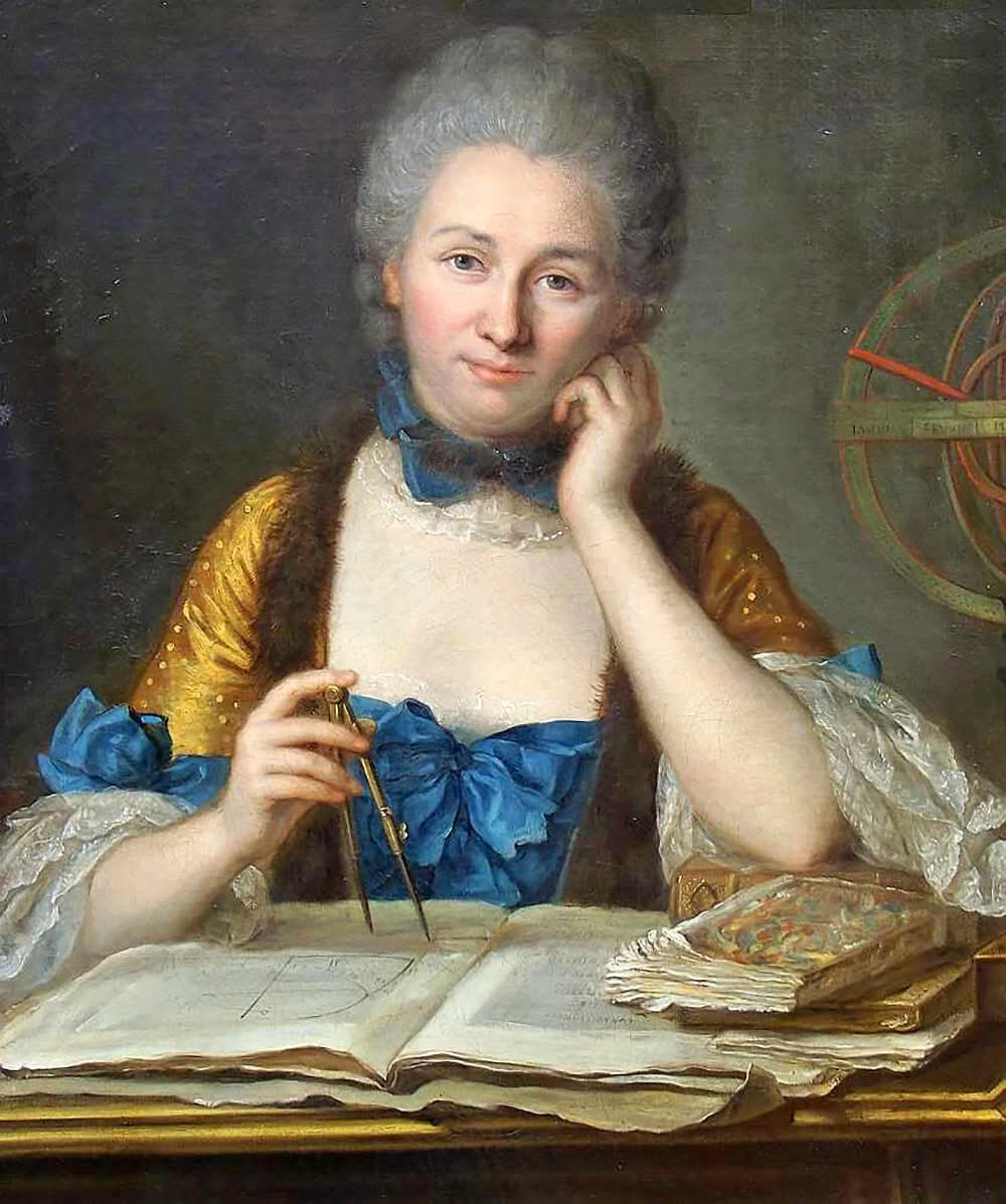 Historický portrét Émilie du Châtelet sediacej pri stole s otvorenou knihou a kružidlom v ruke, obklopenej matematickými a astronomickými pomôckami.