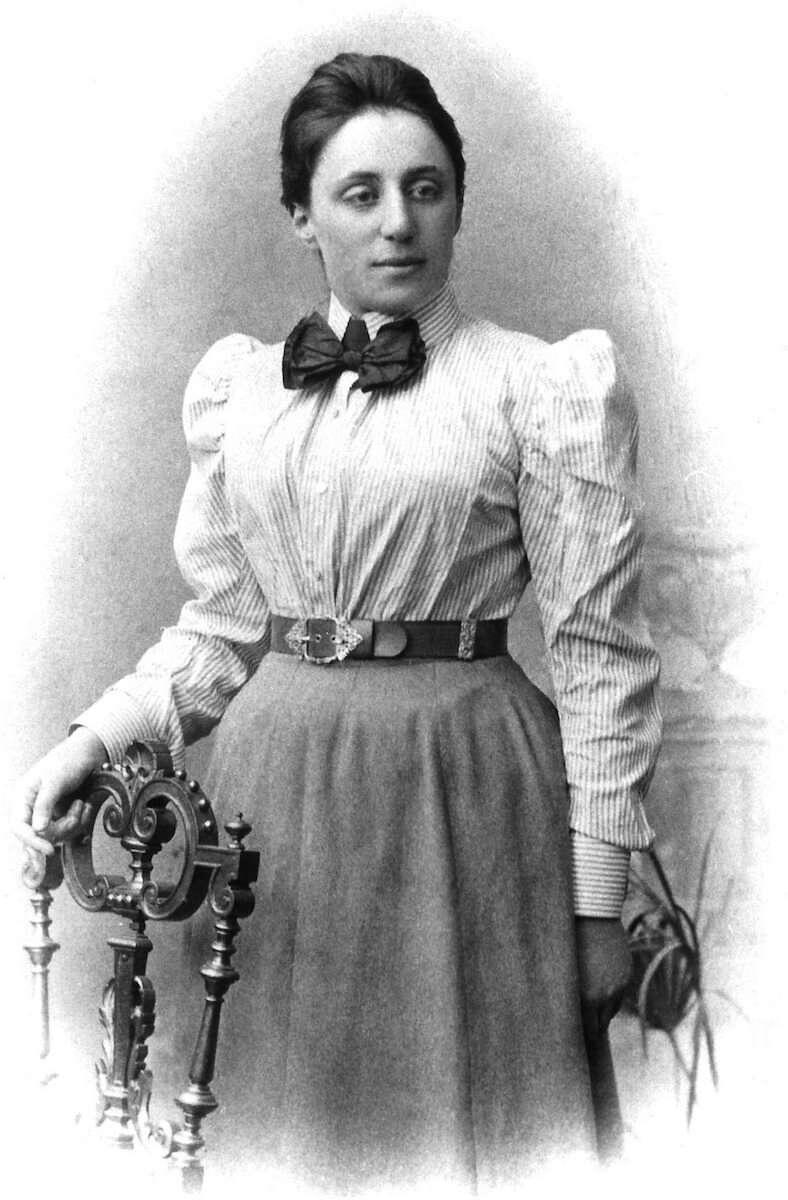 Historický portrét matematičky Emmy Noether v dobovom oblečení