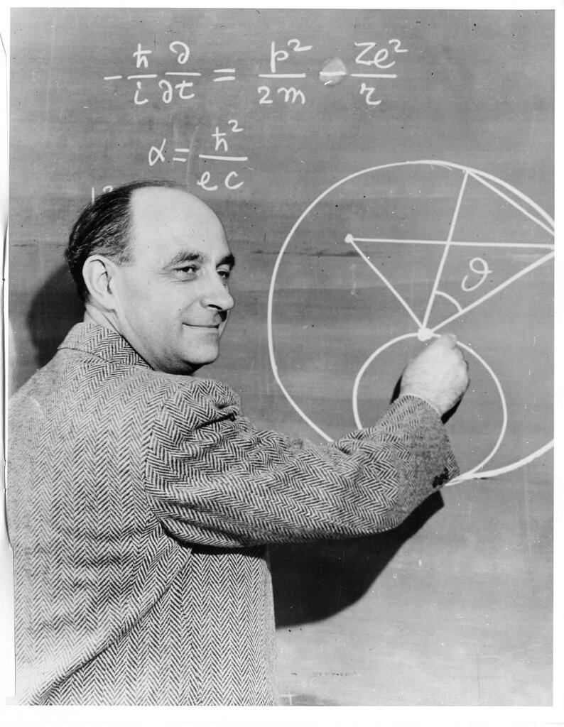 Enrico Fermi vysvetľuje fyzikálne princípy pri tabuli s diagramami a rovnicami