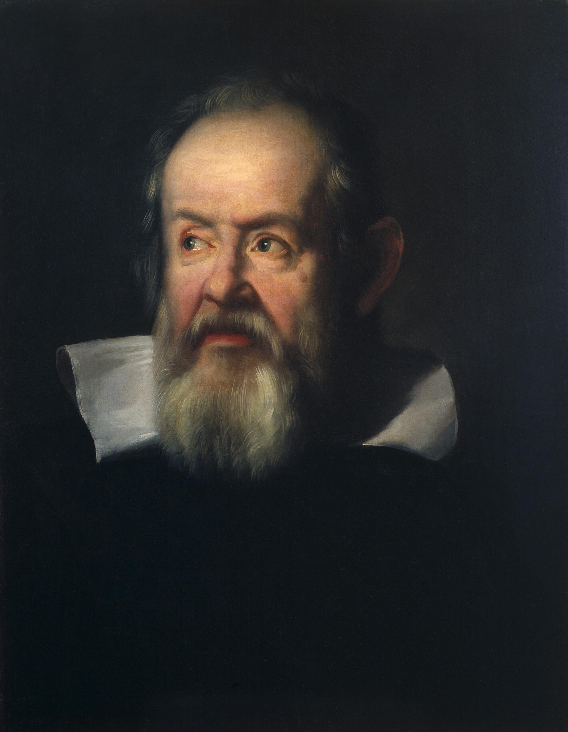 Historický portrét Galilea Galileiho s dlhou bradou a vážnym výrazom tváre na tmavom pozadí.