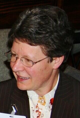 Jocelyn Bell Burnell počas vedeckého podujatia v elegantnom obleku a okuliaroch