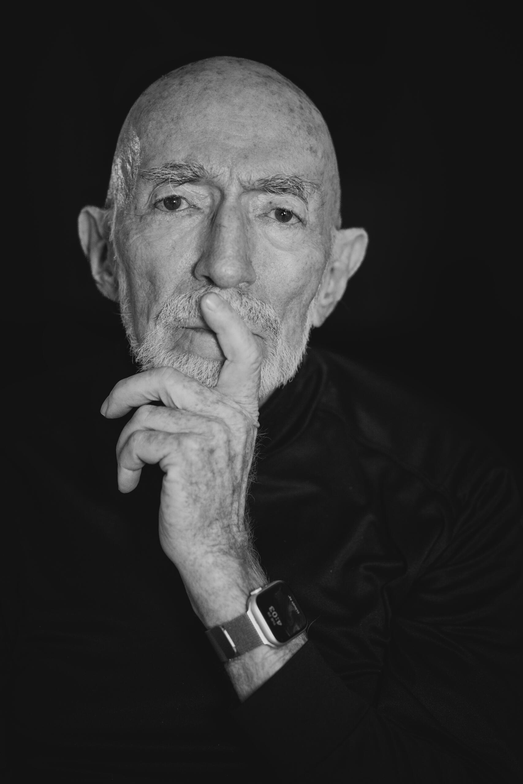 Kip Thorne na čiernobielom portréte s rukou pri tvári v zamyslenej póze