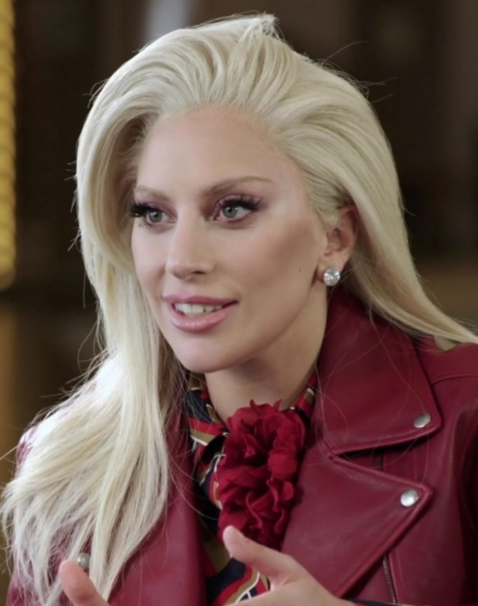 Americká speváčka Lady Gaga počas rozhovoru v červenej koženej bunde