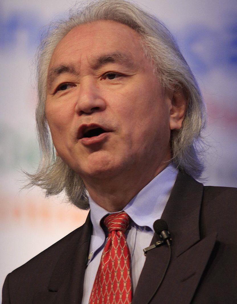 Michio Kaku prednáša na vedeckej konferencii v obleku a červenej kravate