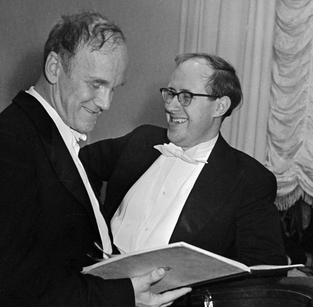 Sviatoslav Richter a Sergej Prokofiev zachytení po spoločnom vystúpení. Svetoznámy klavirista a významný ruský skladateľ sa usmievajú počas neformálneho rozhovoru.