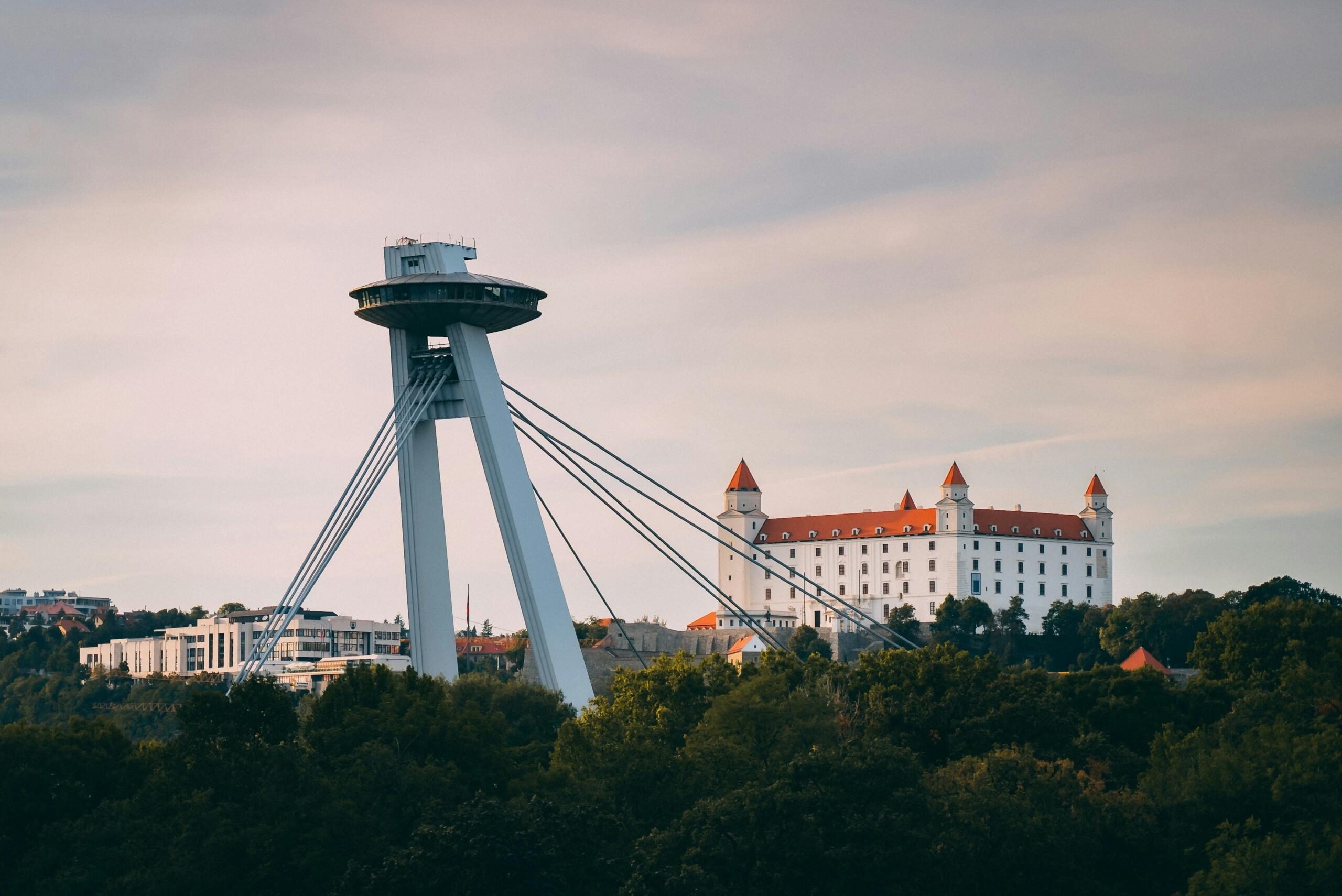 pohľad z diaľky na bratislavský hrad a ufo pri západe slnka