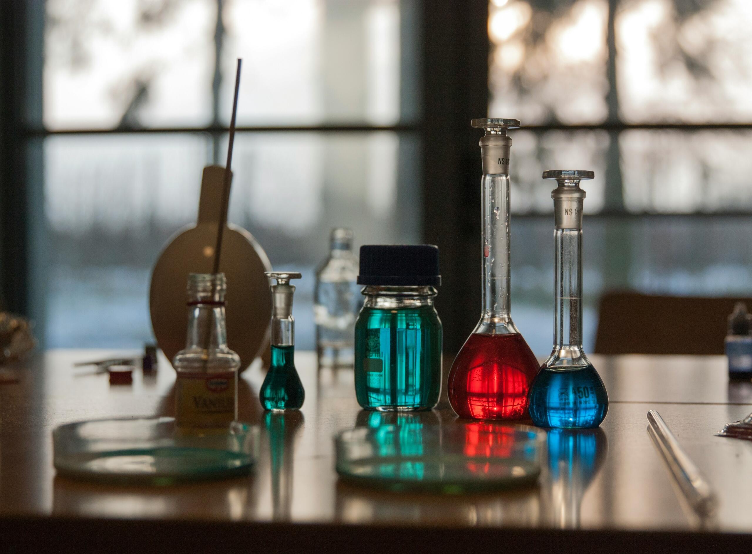 skúmavky a banky v chemickom laboratóriu