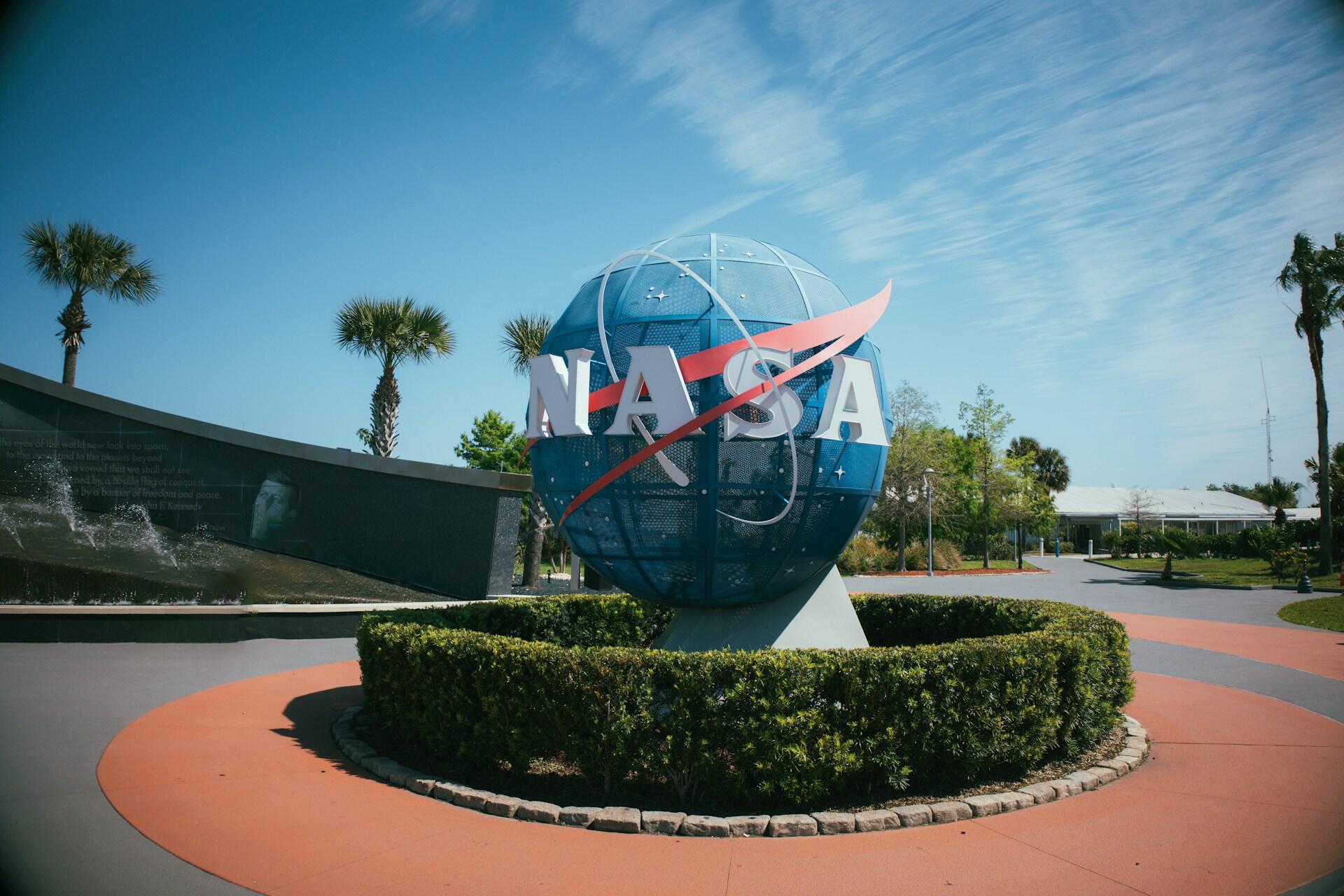 Logo NASA pred návštevníckym centrom na Floride.