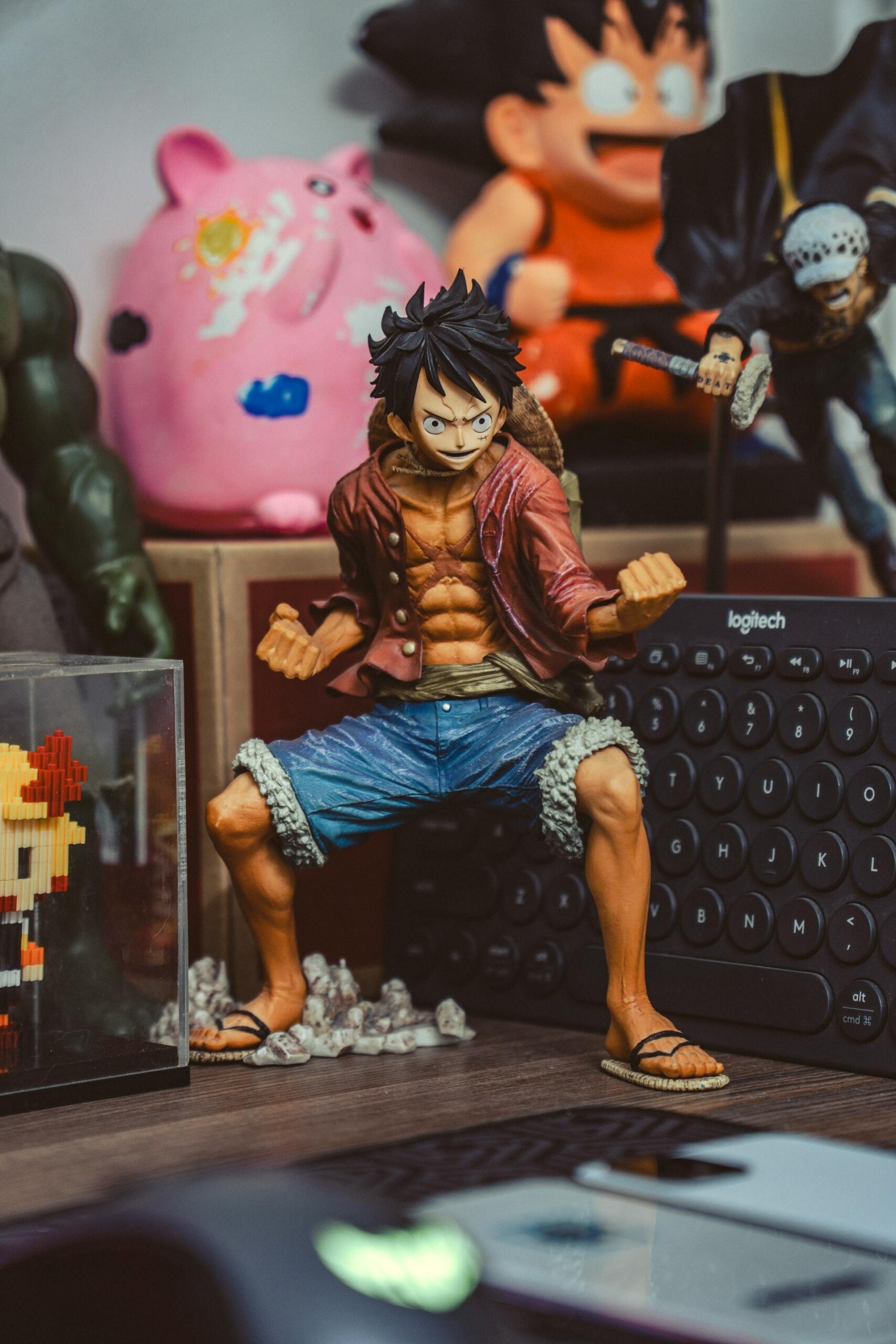 Figúrka Monkey D. Luffyho z anime One Piece vystavená medzi ďalšími anime postavičkami.