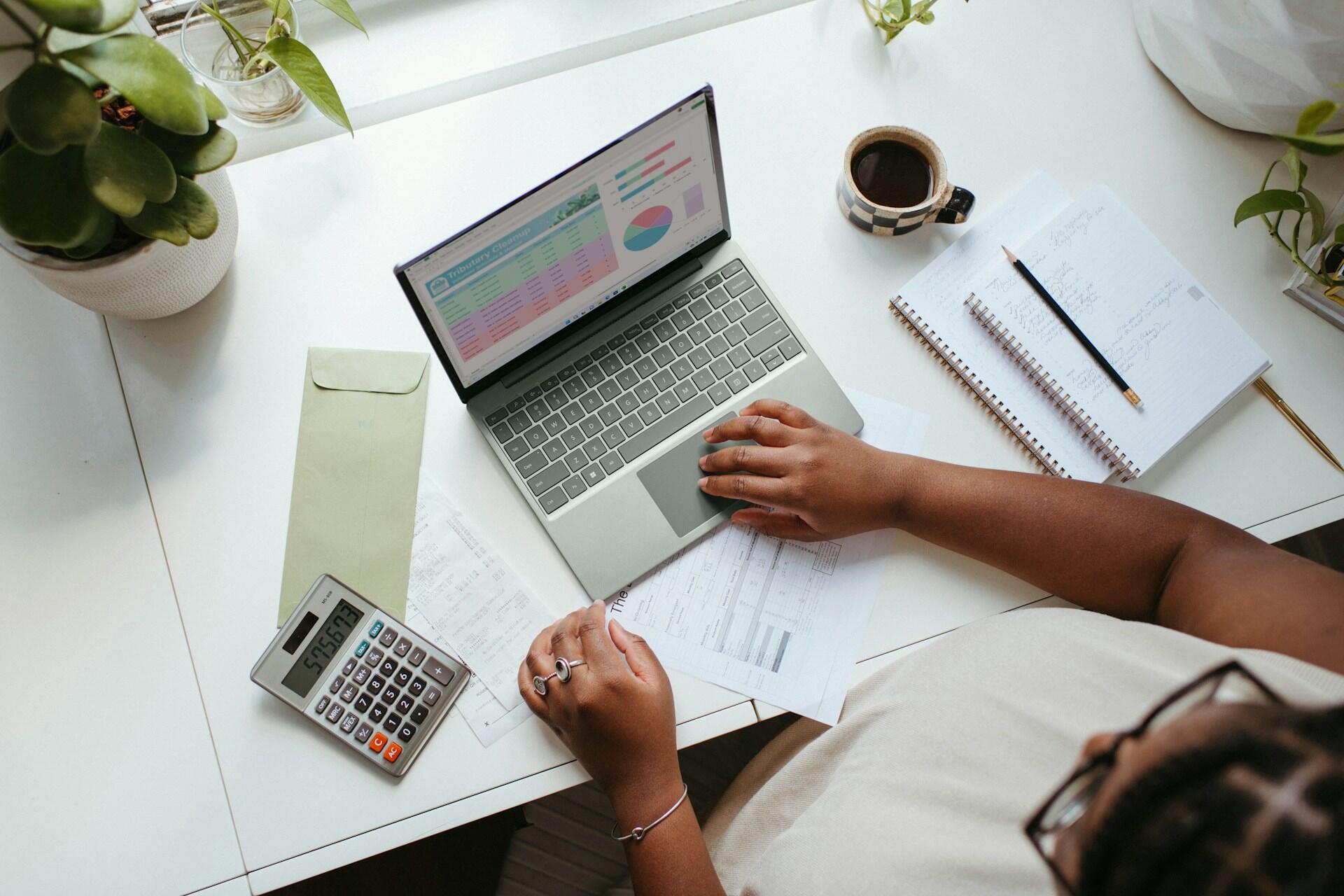 Práca s Excel tabuľkou, grafmi a finančnými údajmi na notebooku.