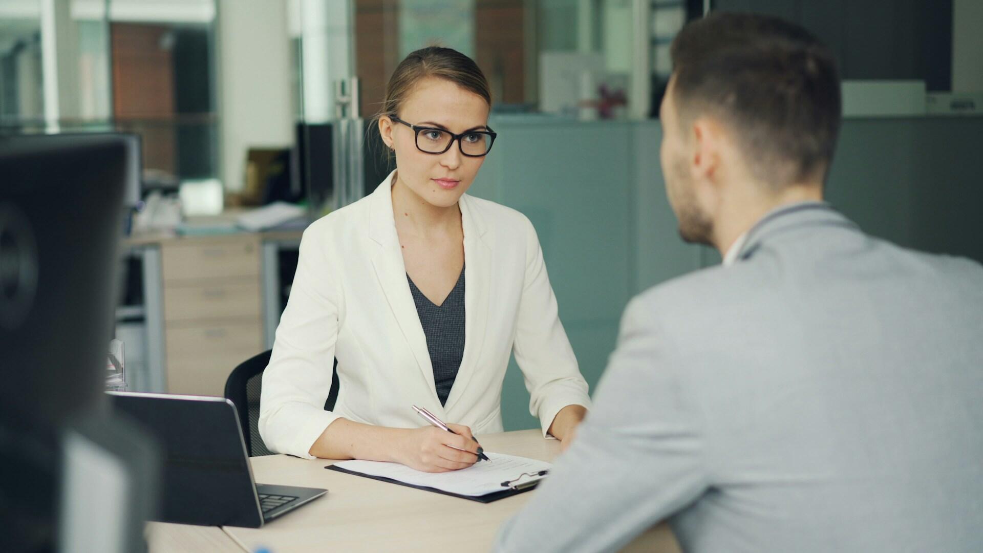 HR pracovníčka vedie pracovný pohovor s kandidátom v kancelárii.