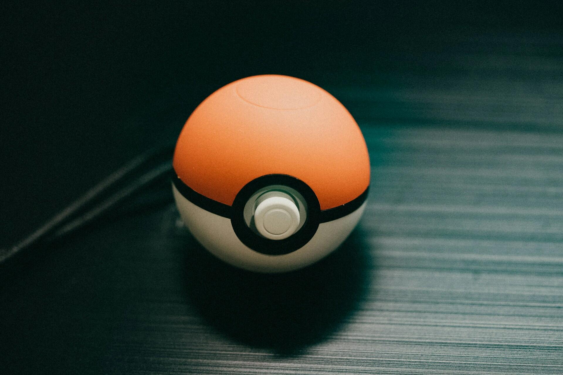 Pokéball položený na tmavom stole.