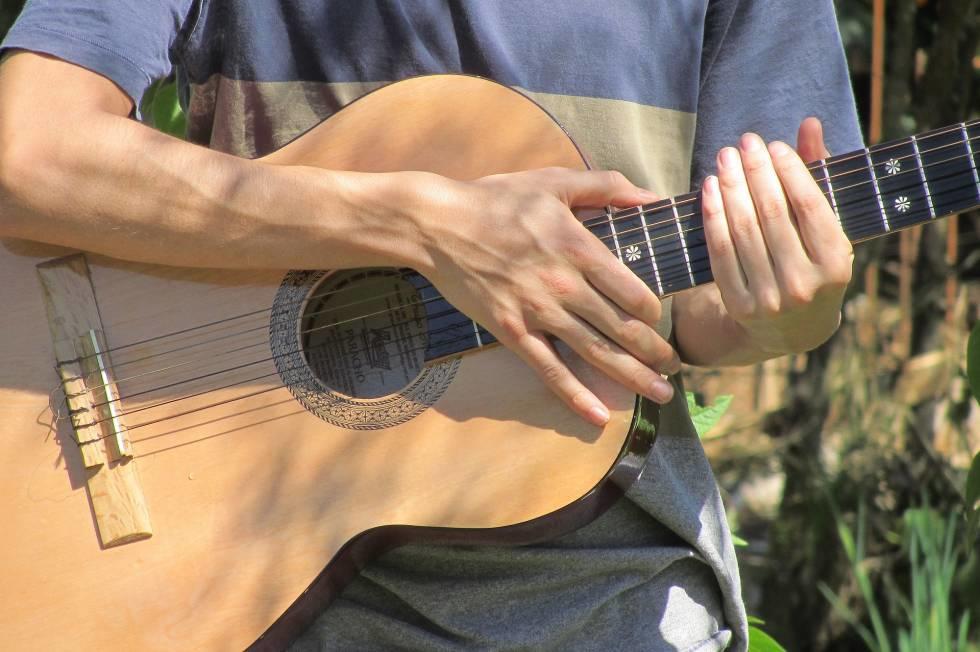 gitar çalmak ve klasik gitar çalan eller
