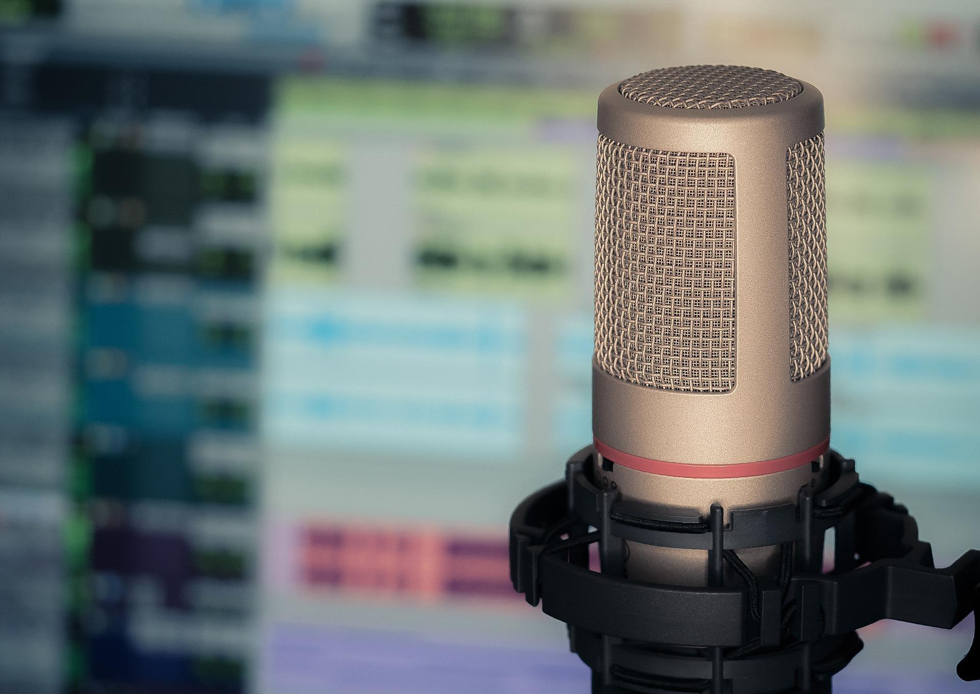Fransızca öğreniyorum diyenler mikrofonla Fransızca konuşabilir ya da podcast dinleyebilir