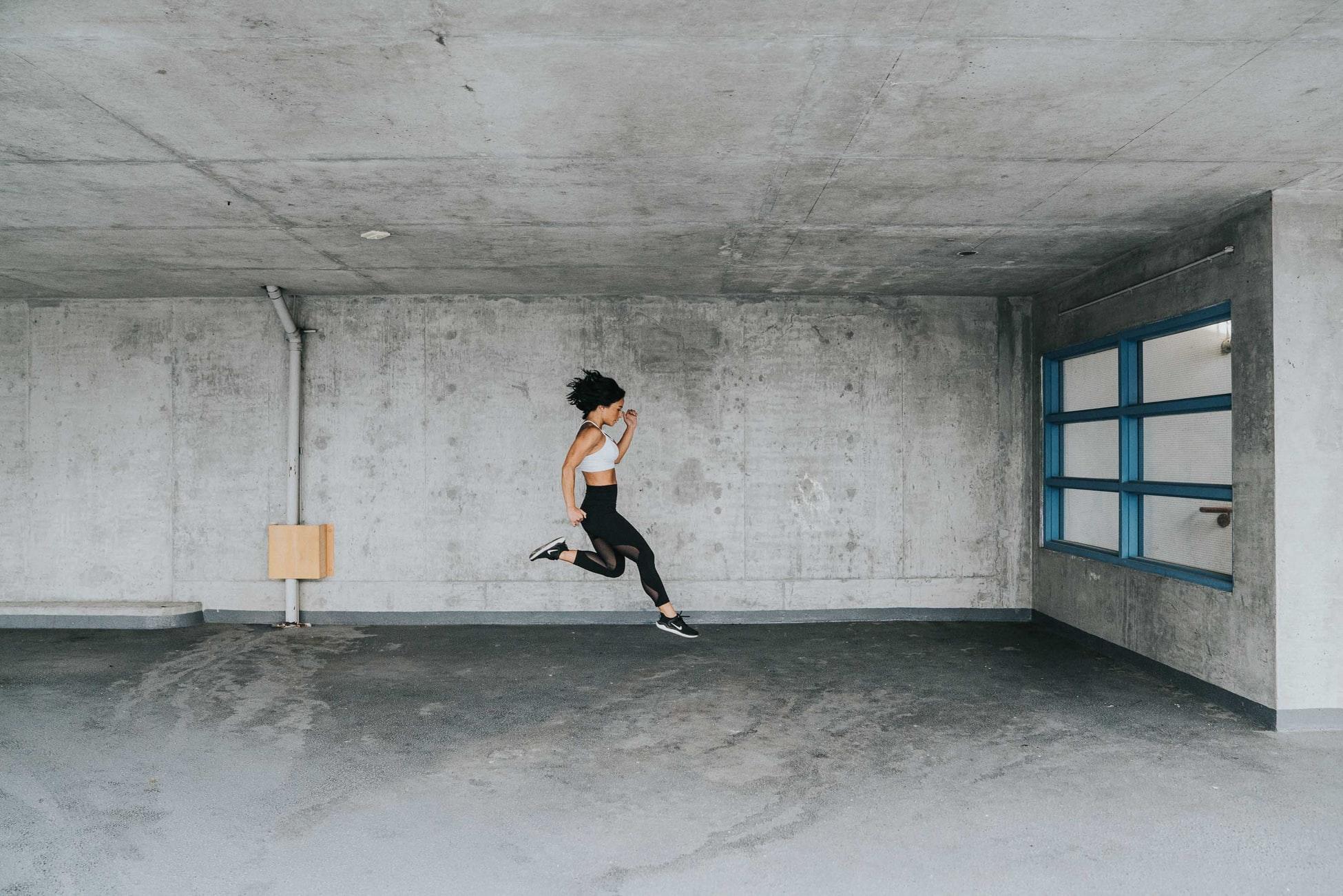 Fitness eğitmeni ile spor yapma