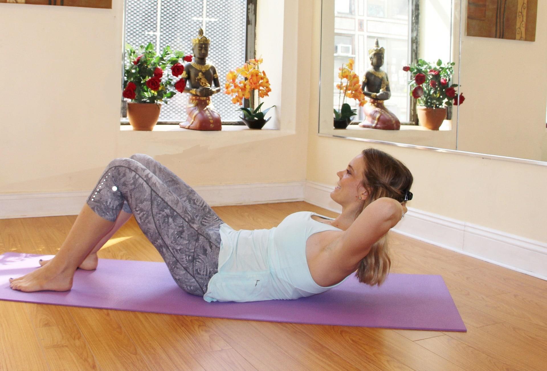Evde pilates yapanlar için pilates matı ya da yoga matı gerekir