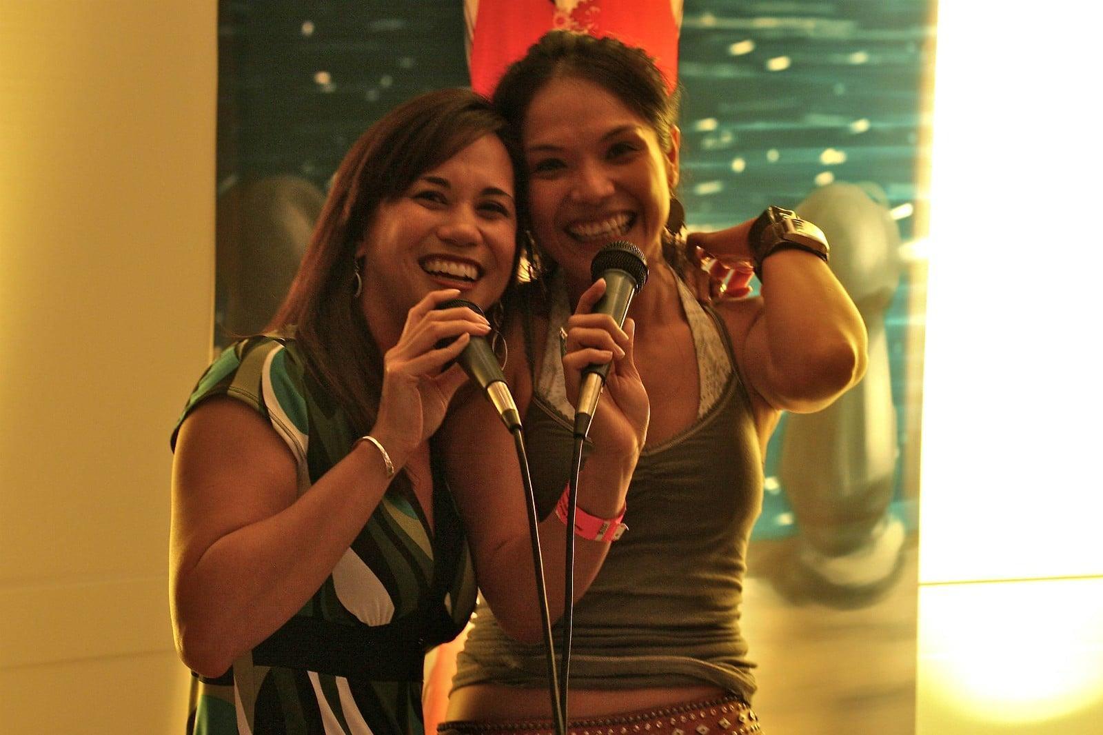 Karaoke gecelerinin yıldızı olmak için şan eğitimi şart.