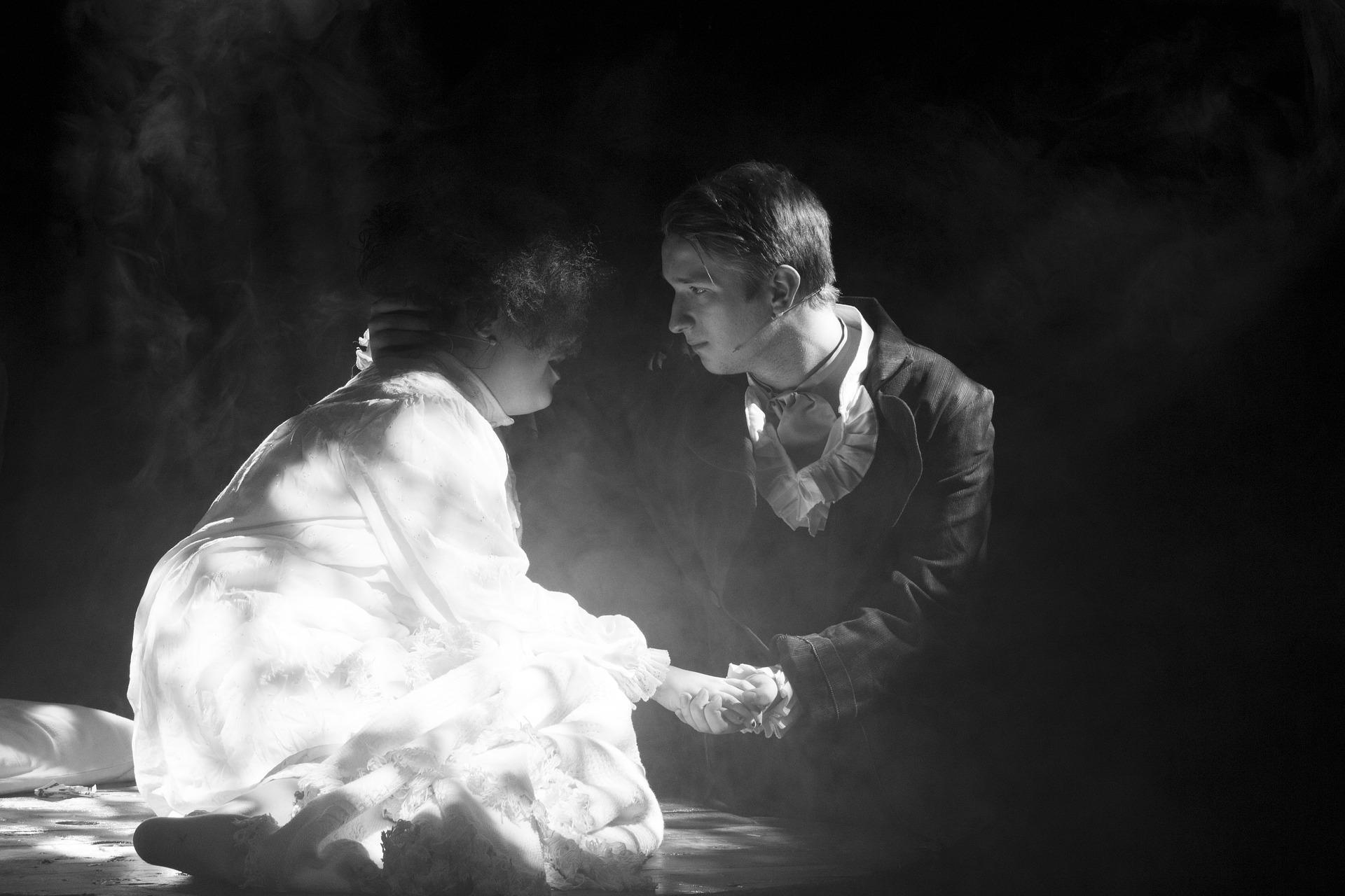 Temel oyunculuk tekniği tiyatro sahnesinde de görülür