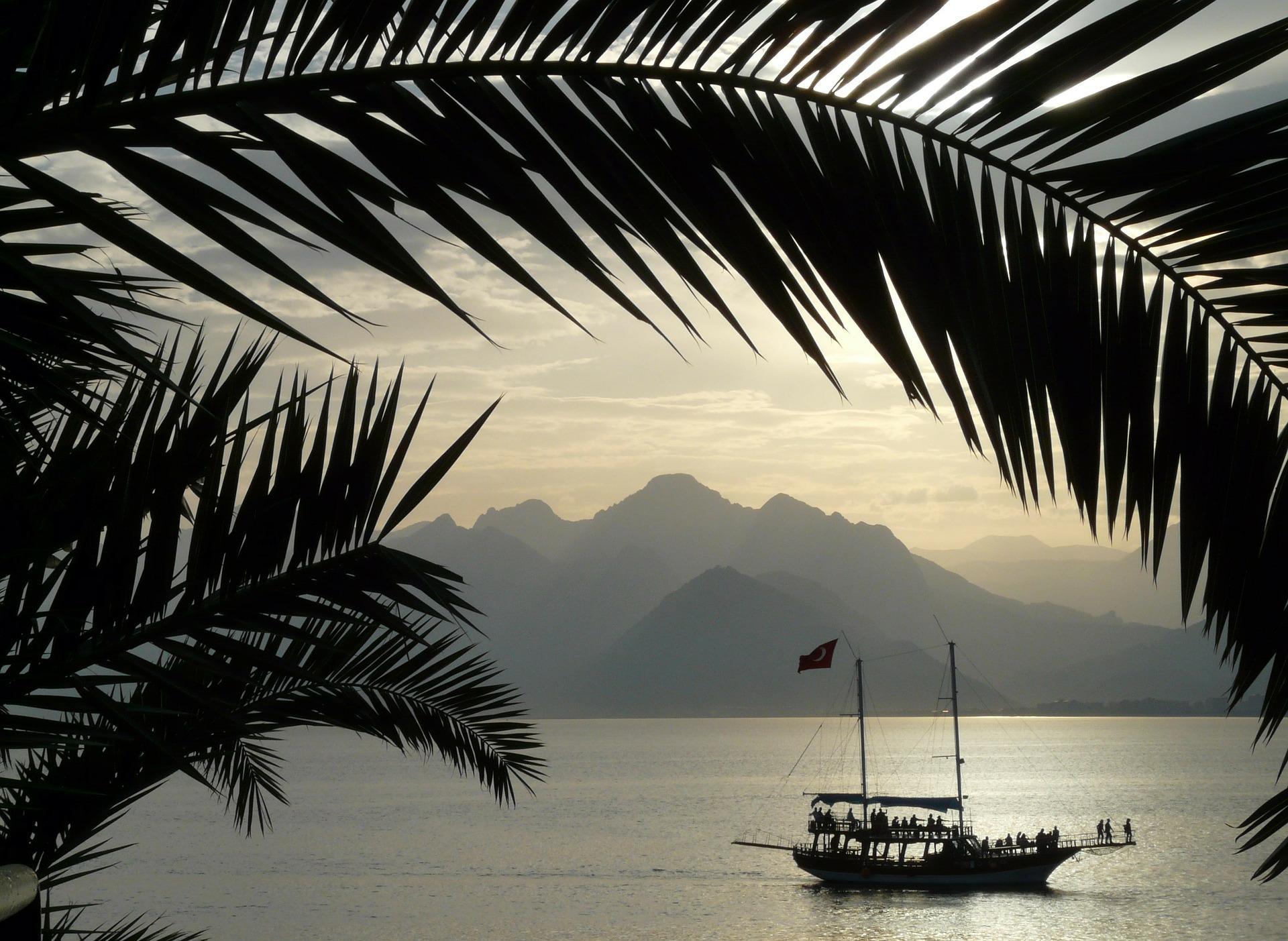 Antalya denizde gemi palmiye ağacı