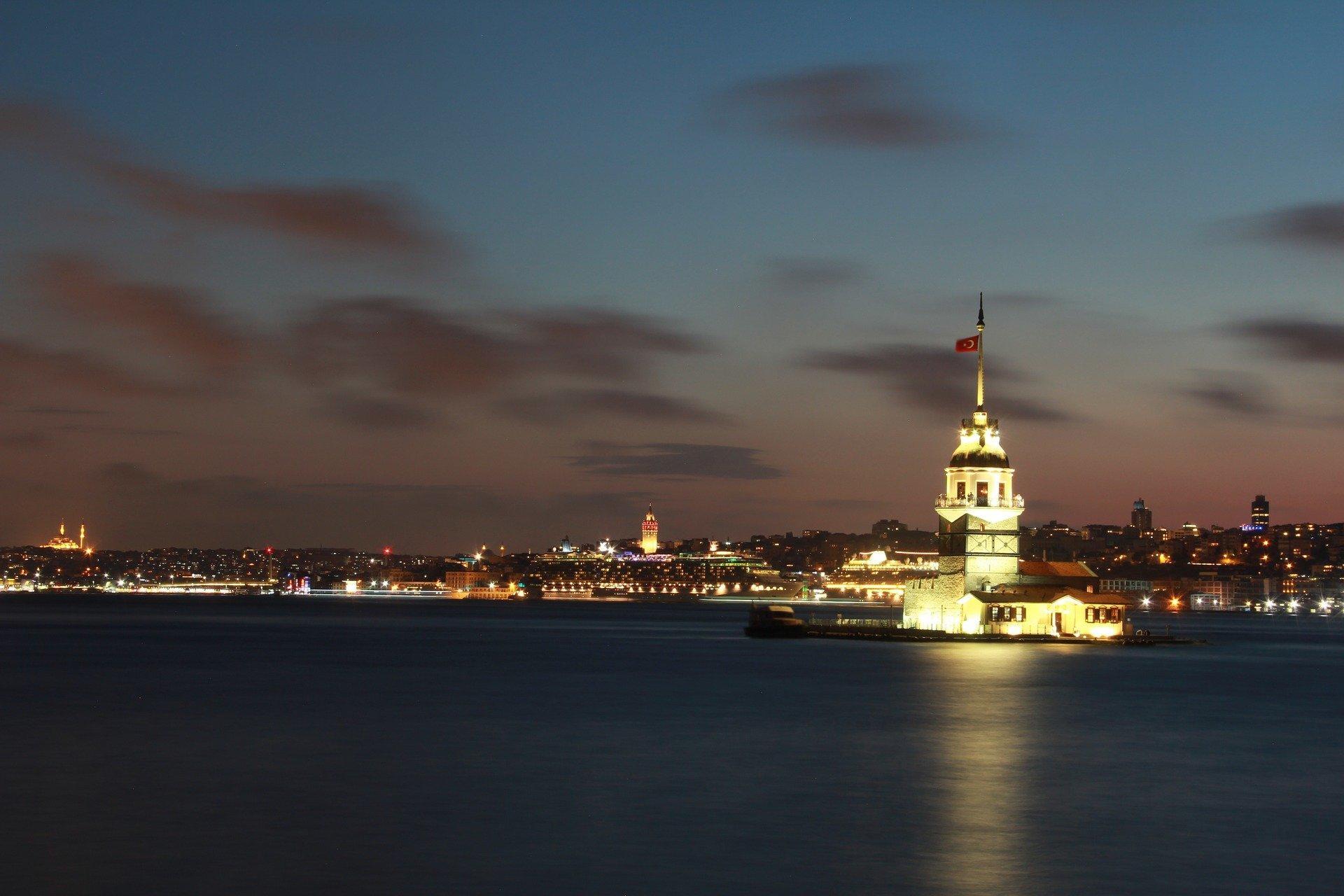 İstanbul kız kulesi gece manzarası
