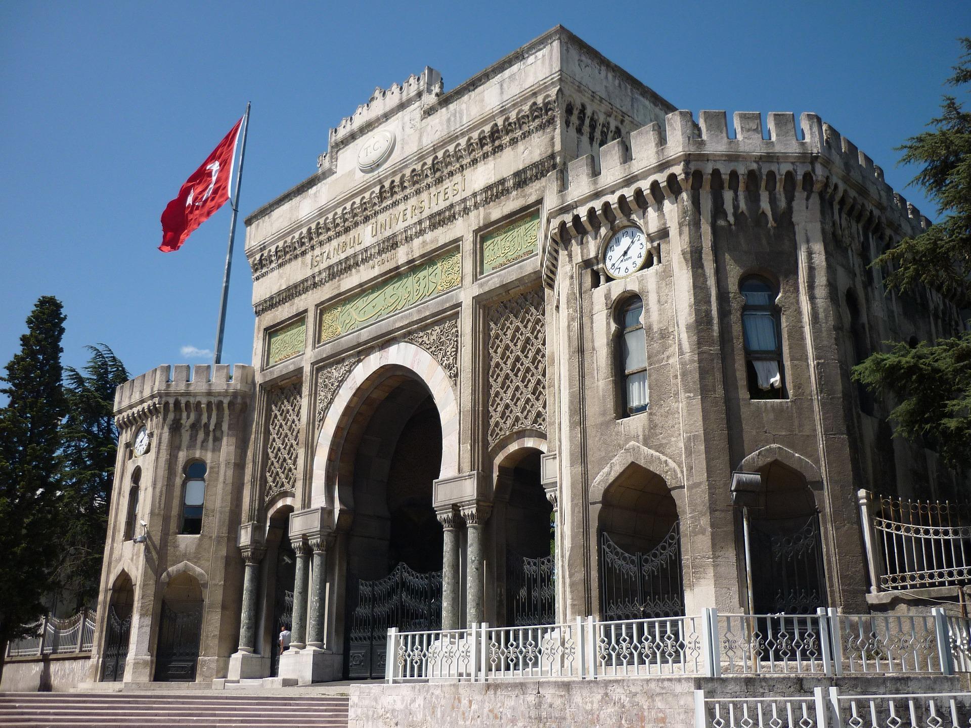 piyano dersleri İstanbul Üniversitesi'nde profesyonel düzeydedir.